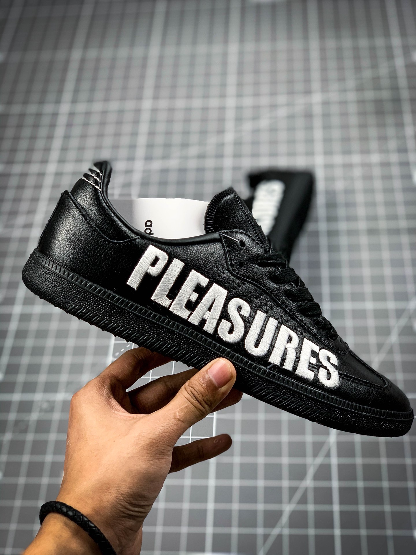 200 Pleasures x adidas Samba以经典的低帮足球风格设计反映了洛杉矶街头F35209