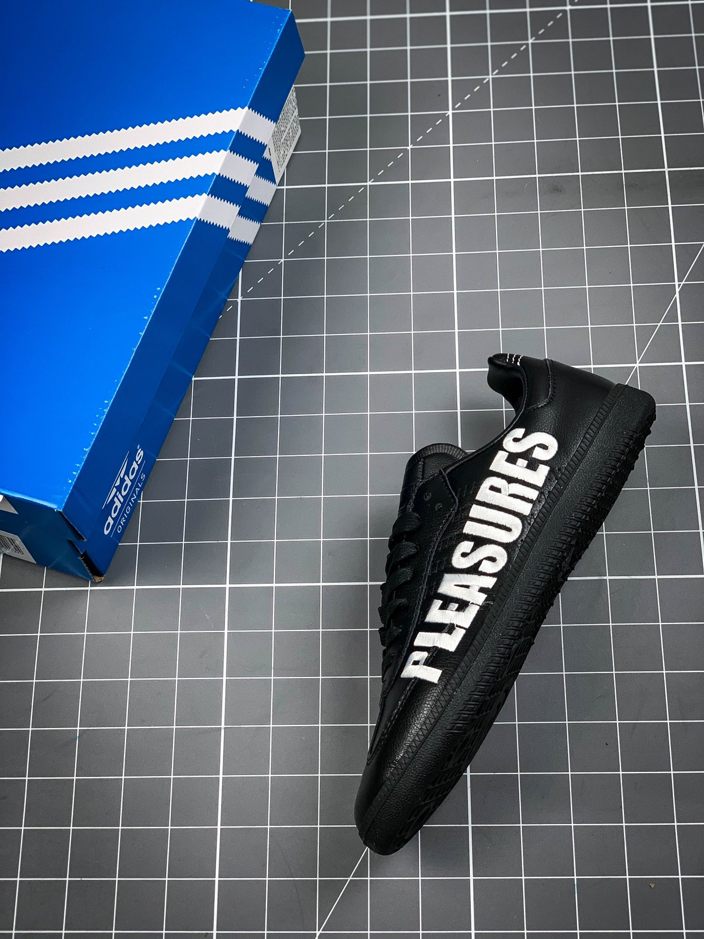 200 Pleasures x adidas Samba以经典的低帮足球风格设计反映了洛杉矶街头F35209