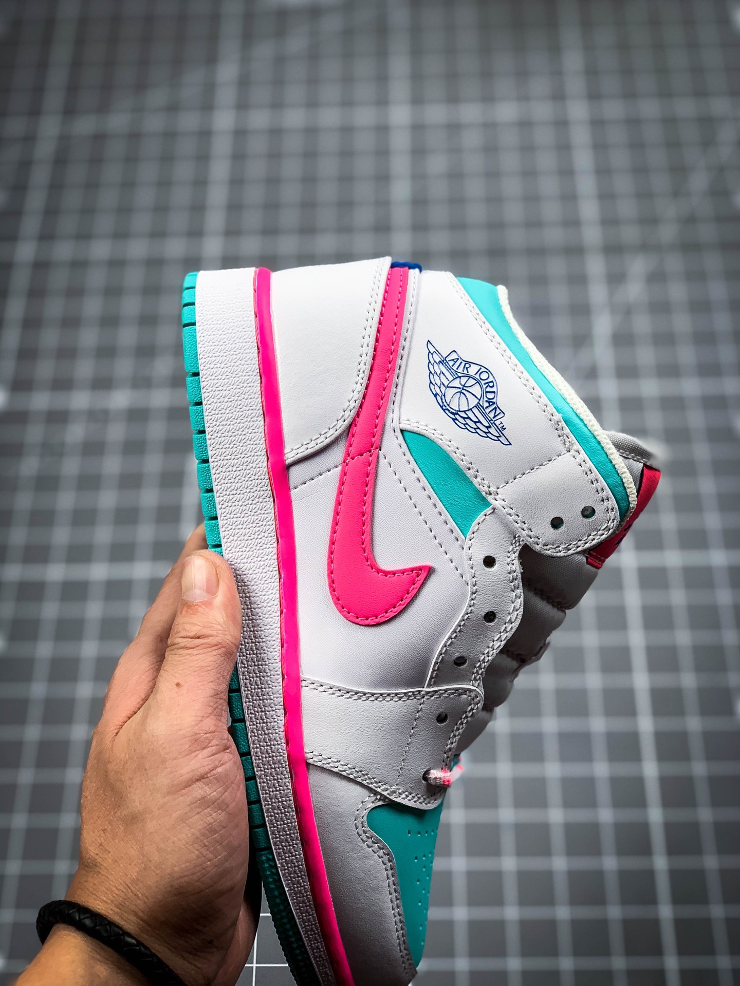 260 公司级 全头层内置气垫Air Jordan 1 Mid  中帮篮球鞋555112-102