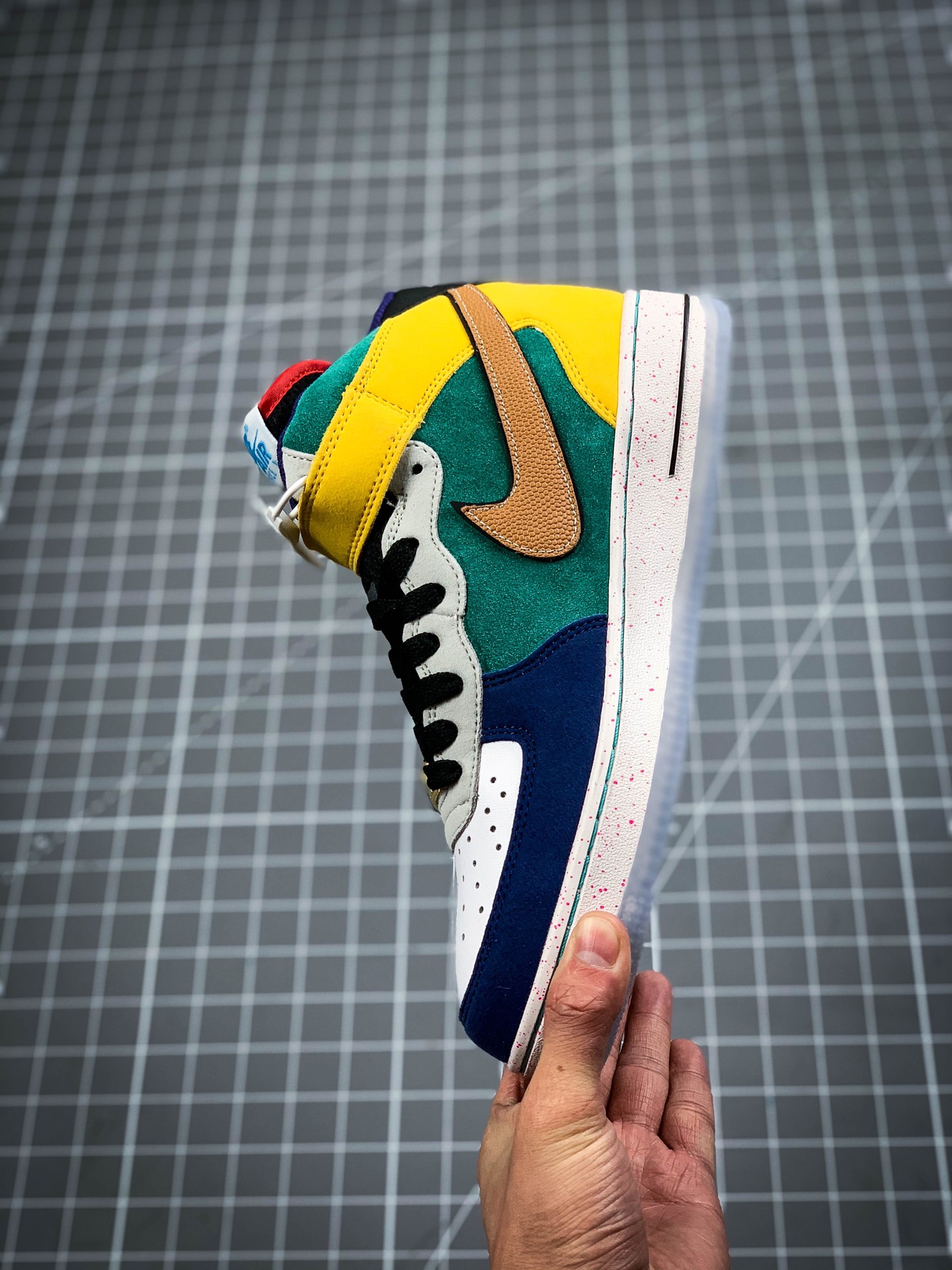 220 Air Force 1  ”What The LA” 洛杉矶限定 货号：CT1117-100