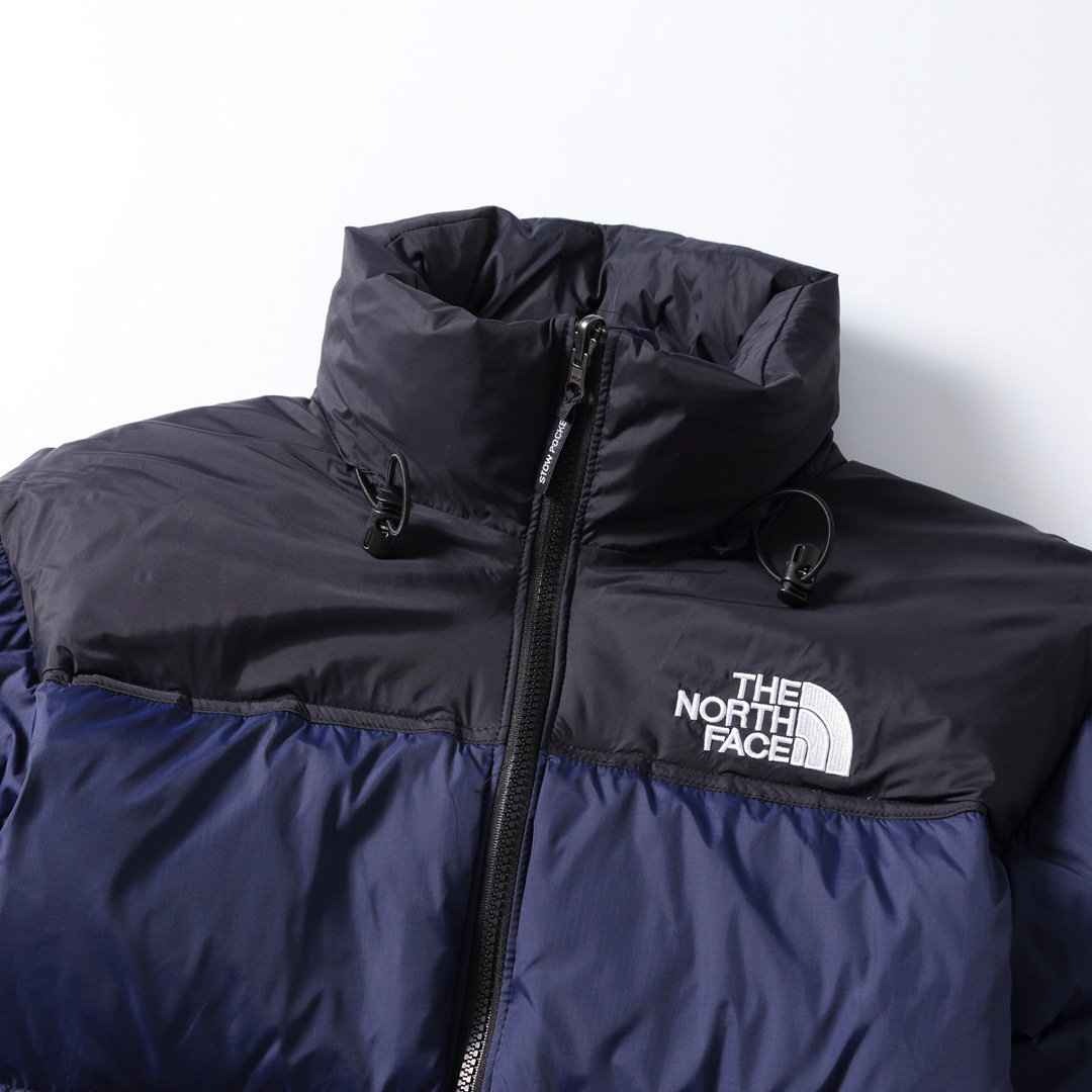 专柜版 【北面】The North Face/北面1996Nuptse|4NCH ICON户外羽绒服 原版正品开版,面料采用正品面料供应商同厂产品,细格尼龙无胆防绒面料,和正品一样的轻盈且保暖 做工方面也采用成衣整件分格充绒工艺,在北面这种轻薄面料的羽绒服实现不跑绒情况!简洁的版型+多种颜色的选择使得这款羽绒服可以让男女老少全都驾驭,不挑人,一大家齐上阵也不会显得不和谐!后领帽子可以在不使用的时候收进衣领,多功能处还体现在整件衣服可以缩放到下口袋里成一个小包状,内部安全拉链手提袋.总之一句话:从面料到一个扣子全部原版复刻❗ ⚠
