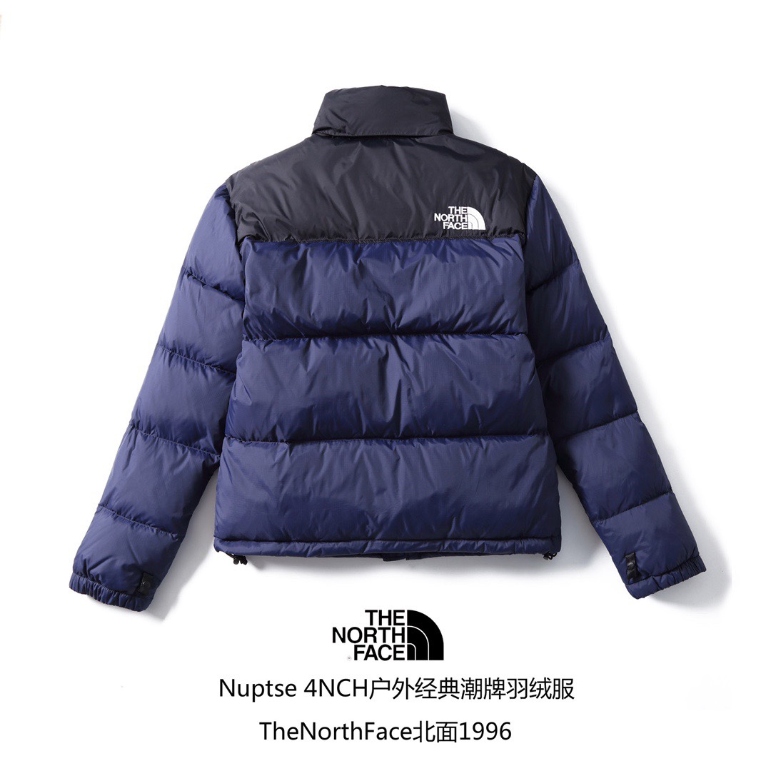 专柜版 【北面】The North Face/北面1996Nuptse|4NCH ICON户外羽绒服 原版正品开版,面料采用正品面料供应商同厂产品,细格尼龙无胆防绒面料,和正品一样的轻盈且保暖 做工方面也采用成衣整件分格充绒工艺,在北面这种轻薄面料的羽绒服实现不跑绒情况!简洁的版型+多种颜色的选择使得这款羽绒服可以让男女老少全都驾驭,不挑人,一大家齐上阵也不会显得不和谐!后领帽子可以在不使用的时候收进衣领,多功能处还体现在整件衣服可以缩放到下口袋里成一个小包状,内部安全拉链手提袋.总之一句话:从面料到一个扣子全部原版复刻❗ ⚠