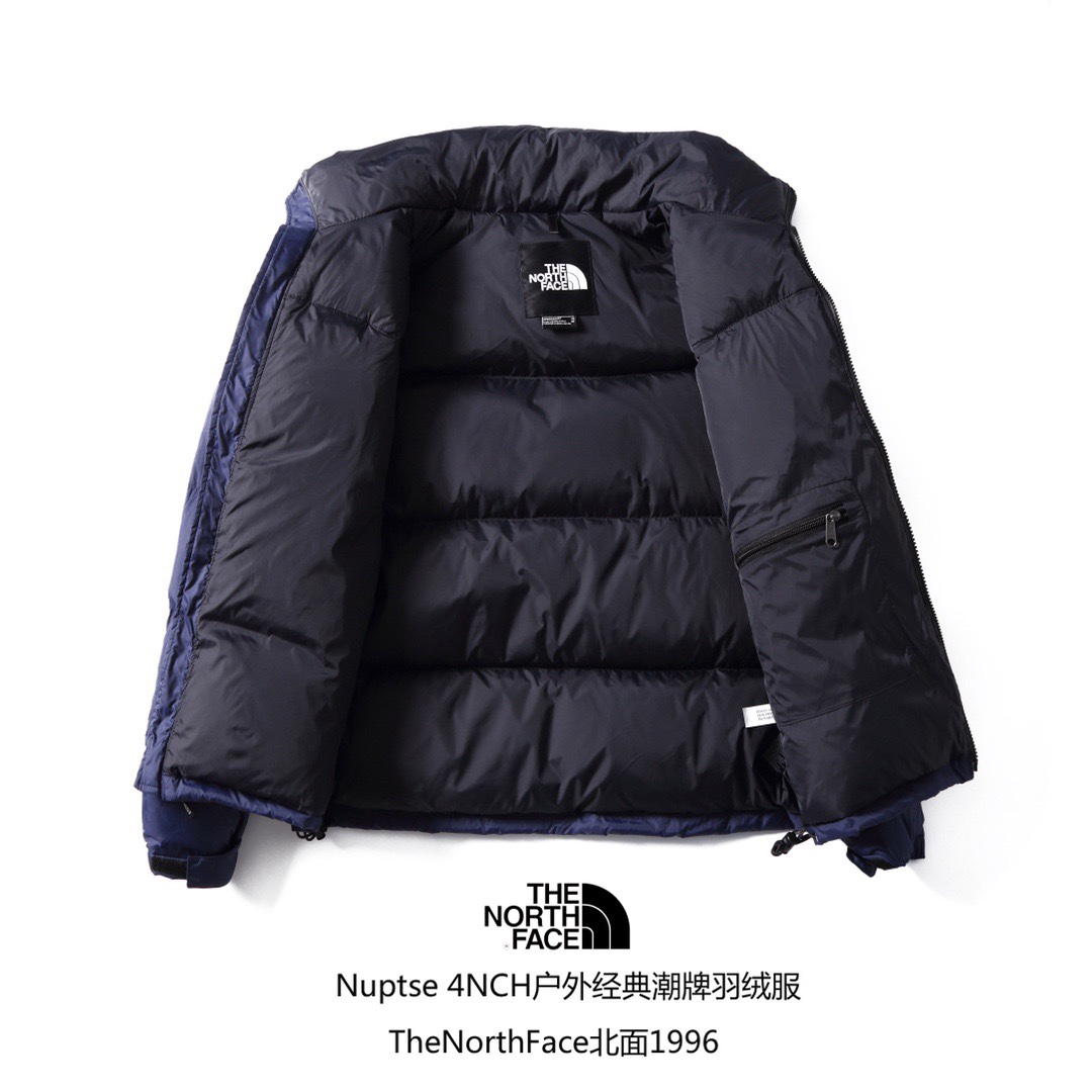 专柜版 【北面】The North Face/北面1996Nuptse|4NCH ICON户外羽绒服 原版正品开版,面料采用正品面料供应商同厂产品,细格尼龙无胆防绒面料,和正品一样的轻盈且保暖 做工方面也采用成衣整件分格充绒工艺,在北面这种轻薄面料的羽绒服实现不跑绒情况!简洁的版型+多种颜色的选择使得这款羽绒服可以让男女老少全都驾驭,不挑人,一大家齐上阵也不会显得不和谐!后领帽子可以在不使用的时候收进衣领,多功能处还体现在整件衣服可以缩放到下口袋里成一个小包状,内部安全拉链手提袋.总之一句话:从面料到一个扣子全部原版复刻❗ ⚠