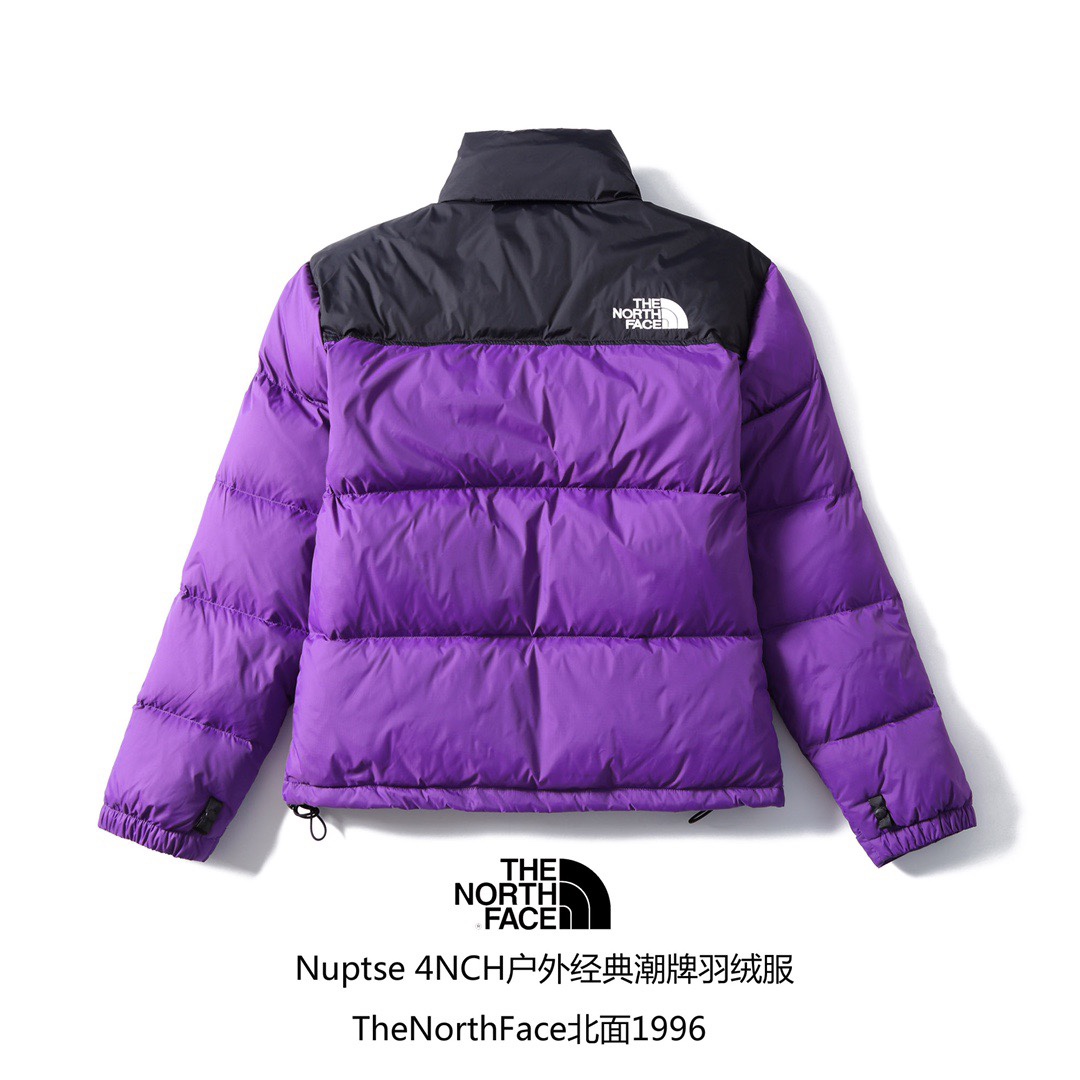 专柜版 【北面】The North Face/北面1996Nuptse|4NCH ICON户外羽绒服 原版正品开版,面料采用正品面料供应商同厂产品,细格尼龙无胆防绒面料,和正品一样的轻盈且保暖 做工方面也采用成衣整件分格充绒工艺,在北面这种轻薄面料的羽绒服实现不跑绒情况!简洁的版型+多种颜色的选择使得这款羽绒服可以让男女老少全都驾驭,不挑人,一大家齐上阵也不会显得不和谐!后领帽子可以在不使用的时候收进衣领,多功能处还体现在整件衣服可以缩放到下口袋里成一个小包状,内部安全拉链手提袋.总之一句话:从面料到一个扣子全部原版复刻❗ ⚠