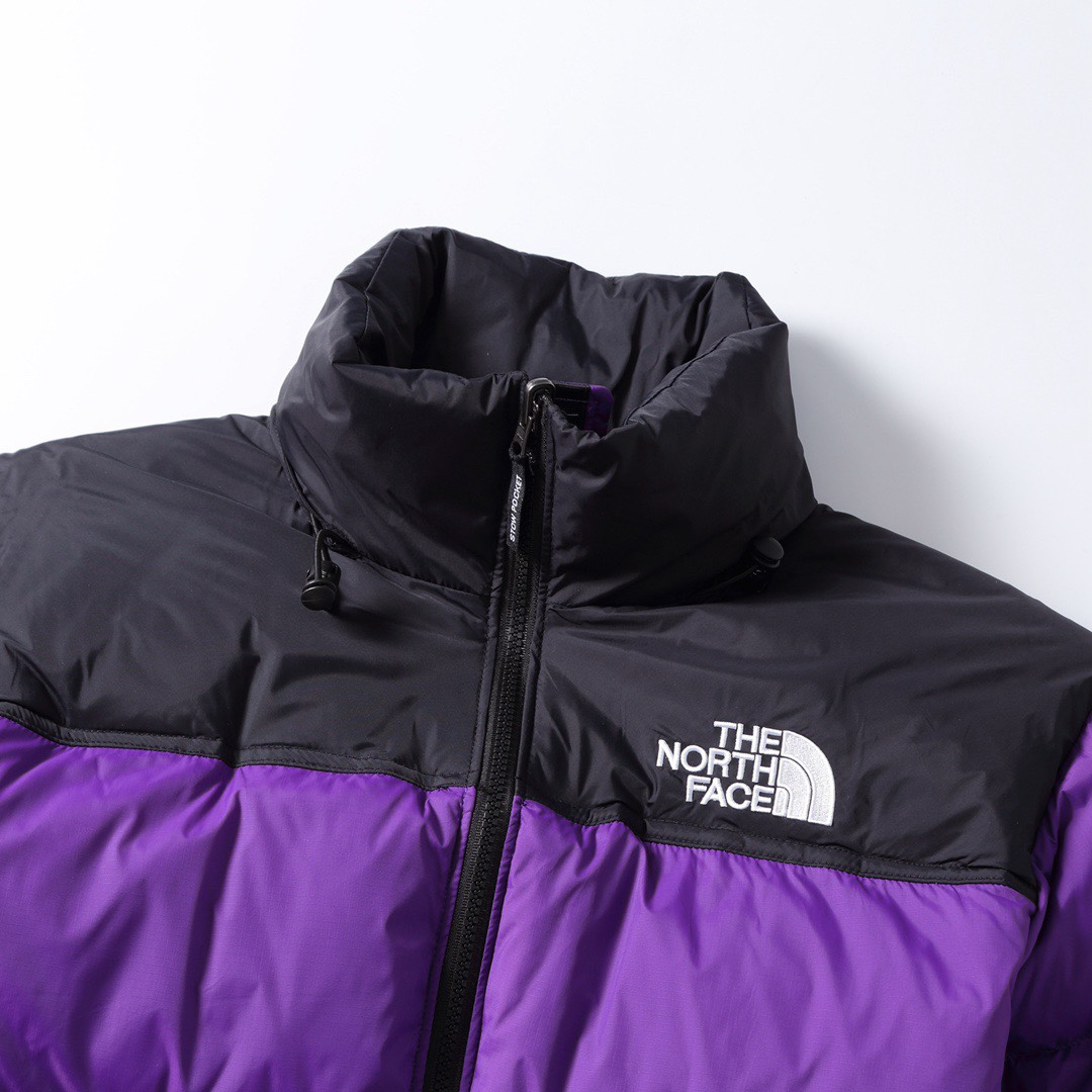 专柜版 【北面】The North Face/北面1996Nuptse|4NCH ICON户外羽绒服 原版正品开版,面料采用正品面料供应商同厂产品,细格尼龙无胆防绒面料,和正品一样的轻盈且保暖 做工方面也采用成衣整件分格充绒工艺,在北面这种轻薄面料的羽绒服实现不跑绒情况!简洁的版型+多种颜色的选择使得这款羽绒服可以让男女老少全都驾驭,不挑人,一大家齐上阵也不会显得不和谐!后领帽子可以在不使用的时候收进衣领,多功能处还体现在整件衣服可以缩放到下口袋里成一个小包状,内部安全拉链手提袋.总之一句话:从面料到一个扣子全部原版复刻❗ ⚠