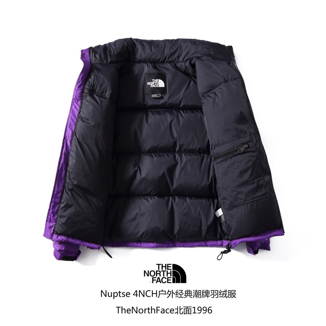 专柜版 【北面】The North Face/北面1996Nuptse|4NCH ICON户外羽绒服 原版正品开版,面料采用正品面料供应商同厂产品,细格尼龙无胆防绒面料,和正品一样的轻盈且保暖 做工方面也采用成衣整件分格充绒工艺,在北面这种轻薄面料的羽绒服实现不跑绒情况!简洁的版型+多种颜色的选择使得这款羽绒服可以让男女老少全都驾驭,不挑人,一大家齐上阵也不会显得不和谐!后领帽子可以在不使用的时候收进衣领,多功能处还体现在整件衣服可以缩放到下口袋里成一个小包状,内部安全拉链手提袋.总之一句话:从面料到一个扣子全部原版复刻❗ ⚠