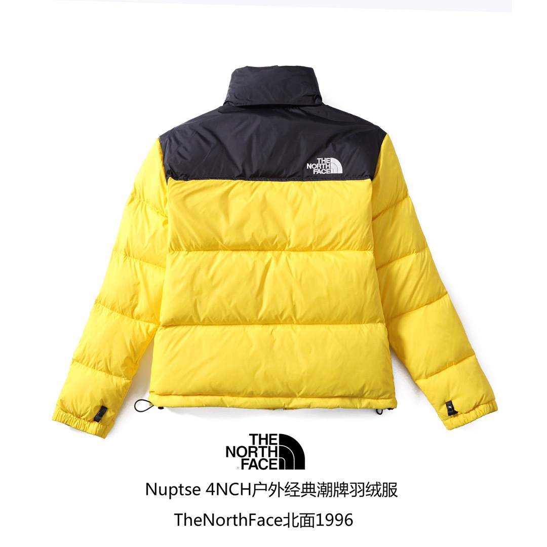 专柜版
【北面】The North Face/北面1996Nuptse|4NCH ICON户外羽绒服 
原版正品开版，面料采用正品面料供应商同厂产品，细格尼龙无胆防绒面料，和正品一样的轻盈且保暖 做工方面也采用成衣整件分格充绒工艺，在北面这种轻薄面料的羽绒服实现不跑绒情况！简洁的版型+多种颜色的选择使得这款羽绒服可以让男女老少全都驾驭，不挑人，一大家齐上阵也不会显得不和谐！后领帽子可以在不使用的时候收进衣领，多功能处还体现在整件衣服可以缩放到下口袋里成一个小包状，内部安全拉链手提袋。总之一句话：从面料到一个扣子全部原版复刻❗
⚠尺码：S M L XL