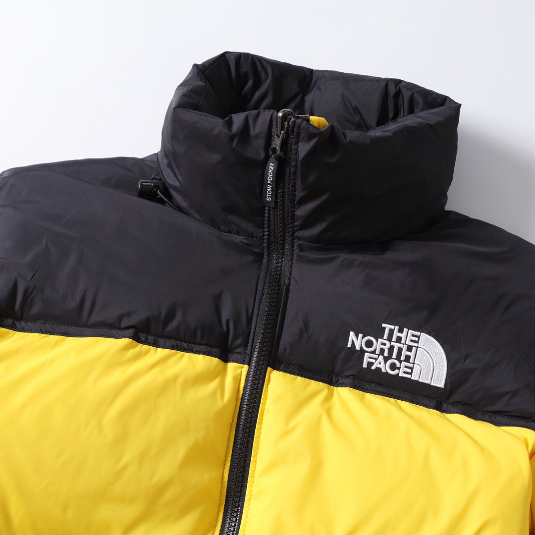 专柜版
【北面】The North Face/北面1996Nuptse|4NCH ICON户外羽绒服 
原版正品开版，面料采用正品面料供应商同厂产品，细格尼龙无胆防绒面料，和正品一样的轻盈且保暖 做工方面也采用成衣整件分格充绒工艺，在北面这种轻薄面料的羽绒服实现不跑绒情况！简洁的版型+多种颜色的选择使得这款羽绒服可以让男女老少全都驾驭，不挑人，一大家齐上阵也不会显得不和谐！后领帽子可以在不使用的时候收进衣领，多功能处还体现在整件衣服可以缩放到下口袋里成一个小包状，内部安全拉链手提袋。总之一句话：从面料到一个扣子全部原版复刻❗
⚠尺码：S M L XL