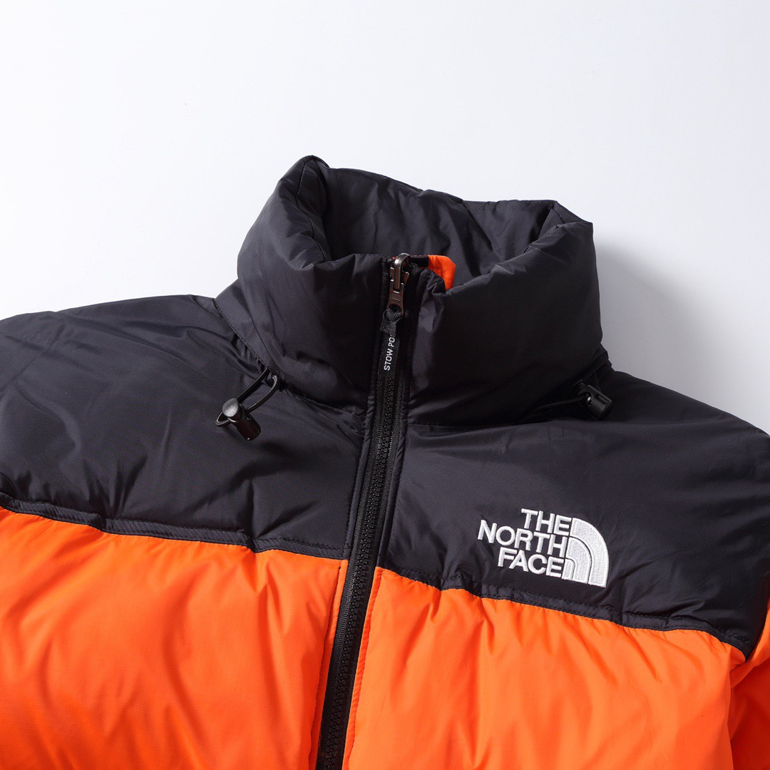 专柜版
【北面】The North Face/北面1996Nuptse|4NCH ICON户外羽绒服 
原版正品开版，面料采用正品面料供应商同厂产品，细格尼龙无胆防绒面料，和正品一样的轻盈且保暖 做工方面也采用成衣整件分格充绒工艺，在北面这种轻薄面料的羽绒服实现不跑绒情况！简洁的版型+多种颜色的选择使得这款羽绒服可以让男女老少全都驾驭，不挑人，一大家齐上阵也不会显得不和谐！后领帽子可以在不使用的时候收进衣领，多功能处还体现在整件衣服可以缩放到下口袋里成一个小包状，内部安全拉链手提袋。总之一句话：从面料到一个扣子全部原版复刻❗
⚠尺码：S M L XL