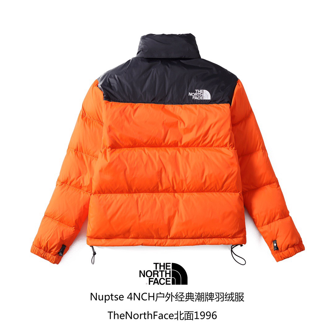 专柜版
【北面】The North Face/北面1996Nuptse|4NCH ICON户外羽绒服 
原版正品开版，面料采用正品面料供应商同厂产品，细格尼龙无胆防绒面料，和正品一样的轻盈且保暖 做工方面也采用成衣整件分格充绒工艺，在北面这种轻薄面料的羽绒服实现不跑绒情况！简洁的版型+多种颜色的选择使得这款羽绒服可以让男女老少全都驾驭，不挑人，一大家齐上阵也不会显得不和谐！后领帽子可以在不使用的时候收进衣领，多功能处还体现在整件衣服可以缩放到下口袋里成一个小包状，内部安全拉链手提袋。总之一句话：从面料到一个扣子全部原版复刻❗
⚠尺码：S M L XL