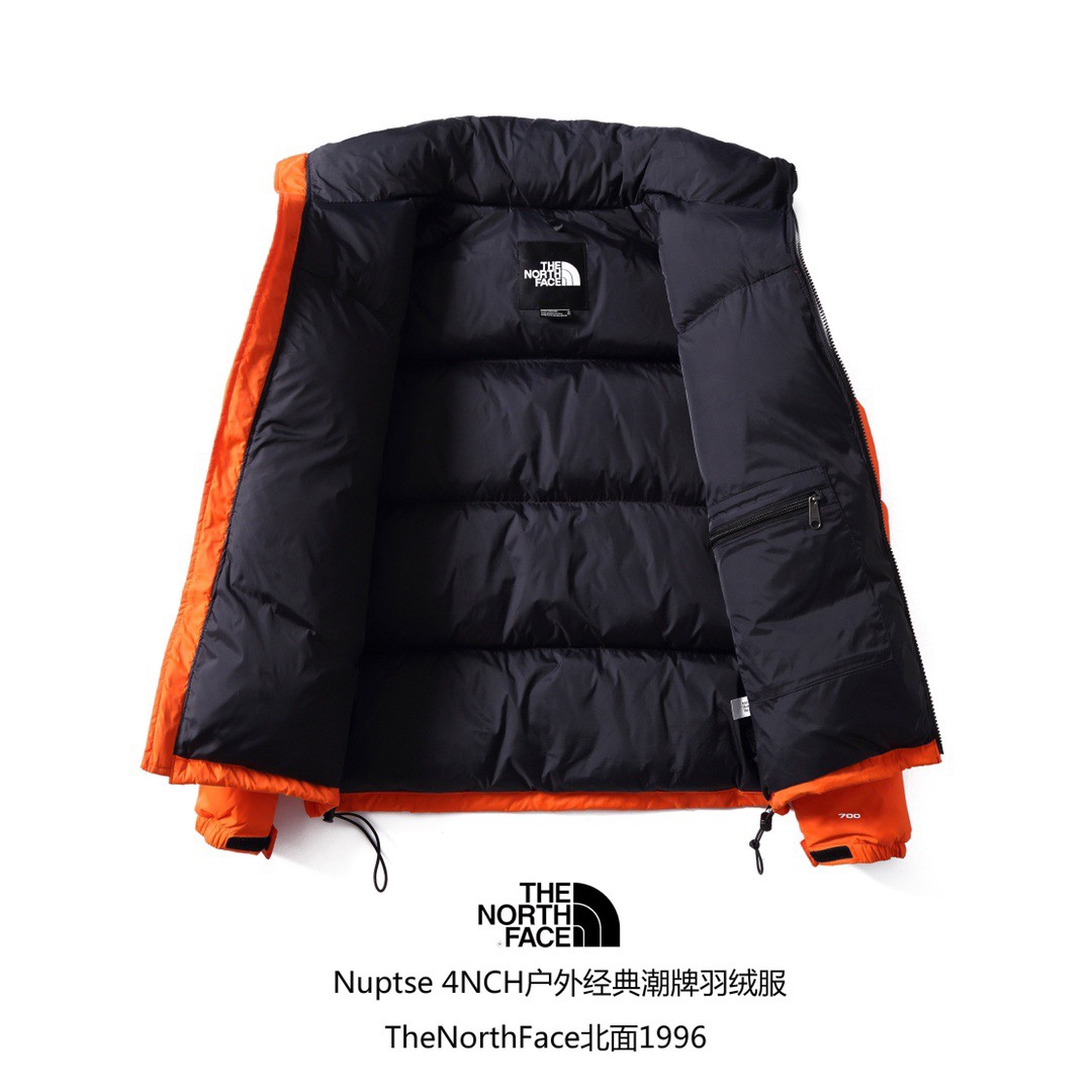 专柜版
【北面】The North Face/北面1996Nuptse|4NCH ICON户外羽绒服 
原版正品开版，面料采用正品面料供应商同厂产品，细格尼龙无胆防绒面料，和正品一样的轻盈且保暖 做工方面也采用成衣整件分格充绒工艺，在北面这种轻薄面料的羽绒服实现不跑绒情况！简洁的版型+多种颜色的选择使得这款羽绒服可以让男女老少全都驾驭，不挑人，一大家齐上阵也不会显得不和谐！后领帽子可以在不使用的时候收进衣领，多功能处还体现在整件衣服可以缩放到下口袋里成一个小包状，内部安全拉链手提袋。总之一句话：从面料到一个扣子全部原版复刻❗
⚠尺码：S M L XL