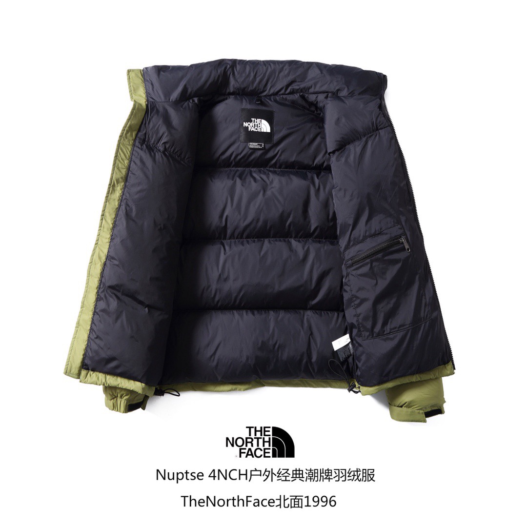 专柜版
【北面】The North Face/北面1996Nuptse|4NCH ICON户外羽绒服 
原版正品开版，面料采用正品面料供应商同厂产品，细格尼龙无胆防绒面料，和正品一样的轻盈且保暖 做工方面也采用成衣整件分格充绒工艺，在北面这种轻薄面料的羽绒服实现不跑绒情况！简洁的版型+多种颜色的选择使得这款羽绒服可以让男女老少全都驾驭，不挑人，一大家齐上阵也不会显得不和谐！后领帽子可以在不使用的时候收进衣领，多功能处还体现在整件衣服可以缩放到下口袋里成一个小包状，内部安全拉链手提袋。总之一句话：从面料到一个扣子全部原版复刻❗
⚠尺码：S M L XL