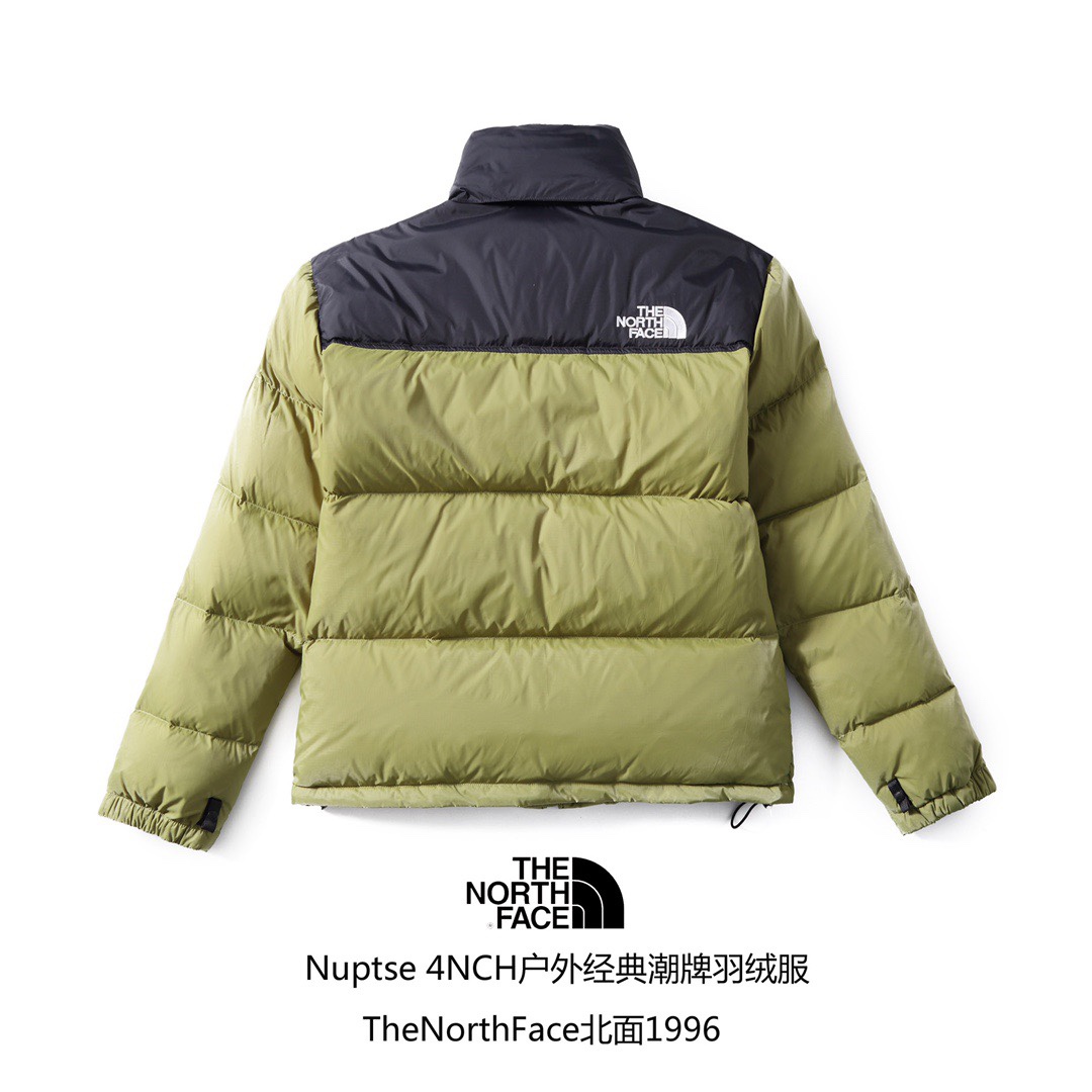 专柜版
【北面】The North Face/北面1996Nuptse|4NCH ICON户外羽绒服 
原版正品开版，面料采用正品面料供应商同厂产品，细格尼龙无胆防绒面料，和正品一样的轻盈且保暖 做工方面也采用成衣整件分格充绒工艺，在北面这种轻薄面料的羽绒服实现不跑绒情况！简洁的版型+多种颜色的选择使得这款羽绒服可以让男女老少全都驾驭，不挑人，一大家齐上阵也不会显得不和谐！后领帽子可以在不使用的时候收进衣领，多功能处还体现在整件衣服可以缩放到下口袋里成一个小包状，内部安全拉链手提袋。总之一句话：从面料到一个扣子全部原版复刻❗
⚠尺码：S M L XL