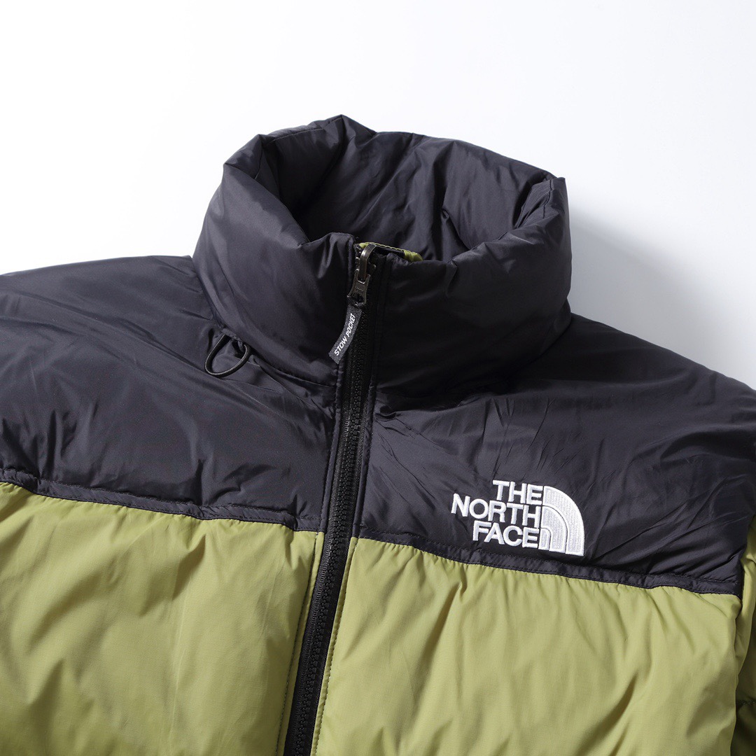 专柜版
【北面】The North Face/北面1996Nuptse|4NCH ICON户外羽绒服 
原版正品开版，面料采用正品面料供应商同厂产品，细格尼龙无胆防绒面料，和正品一样的轻盈且保暖 做工方面也采用成衣整件分格充绒工艺，在北面这种轻薄面料的羽绒服实现不跑绒情况！简洁的版型+多种颜色的选择使得这款羽绒服可以让男女老少全都驾驭，不挑人，一大家齐上阵也不会显得不和谐！后领帽子可以在不使用的时候收进衣领，多功能处还体现在整件衣服可以缩放到下口袋里成一个小包状，内部安全拉链手提袋。总之一句话：从面料到一个扣子全部原版复刻❗
⚠尺码：S M L XL