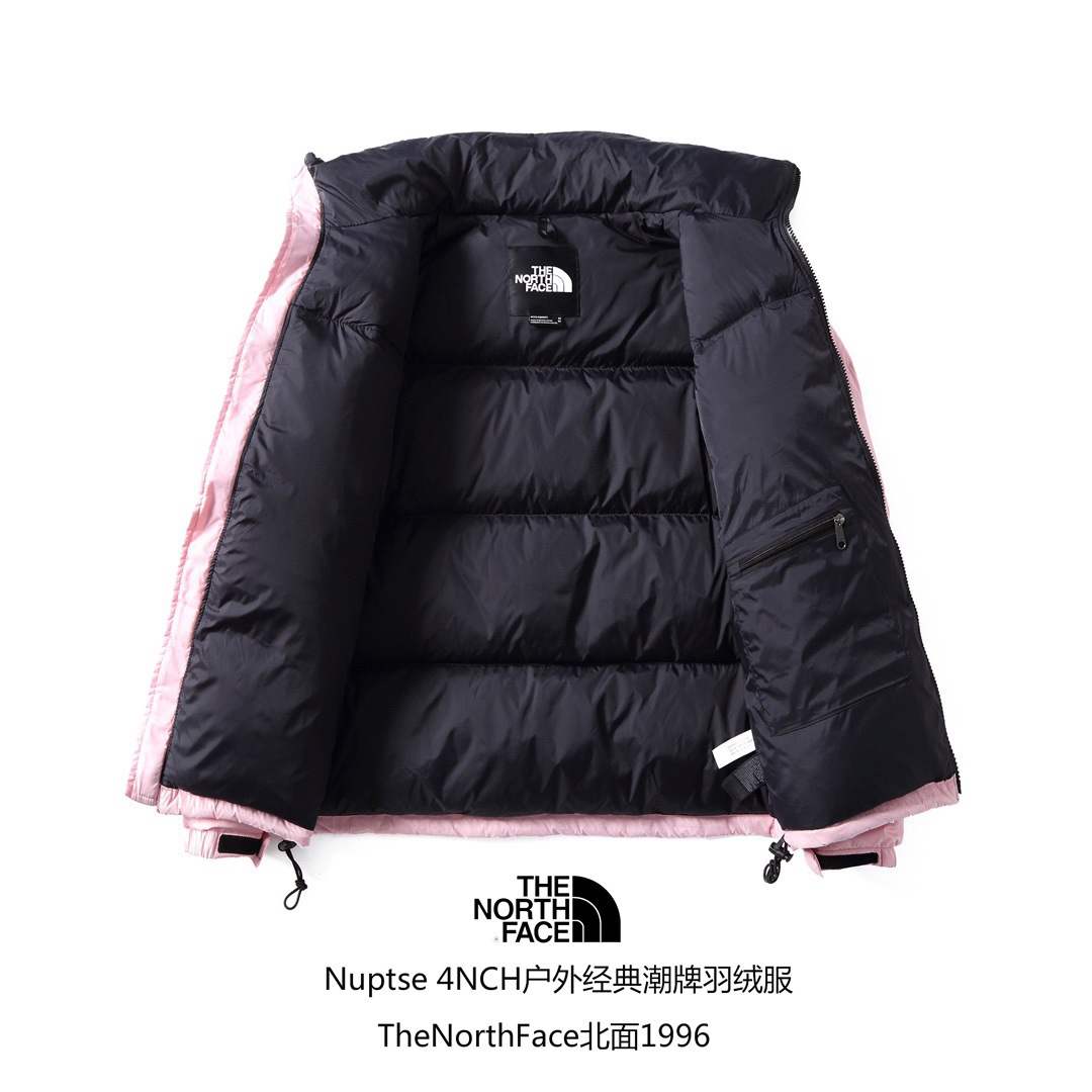 专柜版 【北面】The North Face/北面1996Nuptse|4NCH ICON户外羽绒服 原版正品开版,面料采用正品面料供应商同厂产品,细格尼龙无胆防绒面料,和正品一样的轻盈且保暖 做工方面也采用成衣整件分格充绒工艺,在北面这种轻薄面料的羽绒服实现不跑绒情况!简洁的版型+多种颜色的选择使得这款羽绒服可以让男女老少全都驾驭,不挑人,一大家齐上阵也不会显得不和谐!后领帽子可以在不使用的时候收进衣领,多功能处还体现在整件衣服可以缩放到下口袋里成一个小包状,内部安全拉链手提袋.总之一句话:从面料到一个扣子全部原版复刻❗ ⚠
