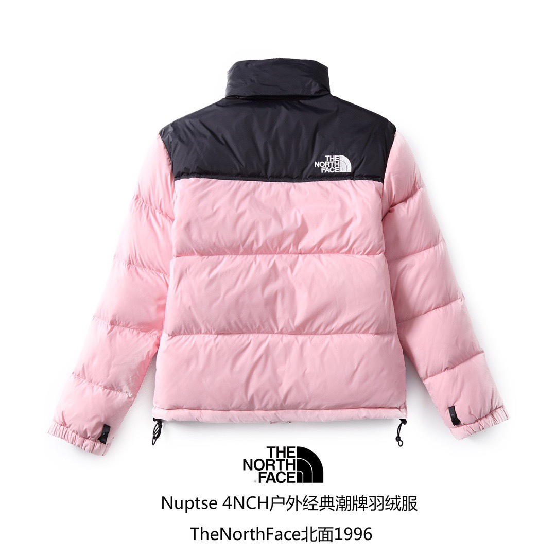 专柜版 【北面】The North Face/北面1996Nuptse|4NCH ICON户外羽绒服 原版正品开版,面料采用正品面料供应商同厂产品,细格尼龙无胆防绒面料,和正品一样的轻盈且保暖 做工方面也采用成衣整件分格充绒工艺,在北面这种轻薄面料的羽绒服实现不跑绒情况!简洁的版型+多种颜色的选择使得这款羽绒服可以让男女老少全都驾驭,不挑人,一大家齐上阵也不会显得不和谐!后领帽子可以在不使用的时候收进衣领,多功能处还体现在整件衣服可以缩放到下口袋里成一个小包状,内部安全拉链手提袋.总之一句话:从面料到一个扣子全部原版复刻❗ ⚠
