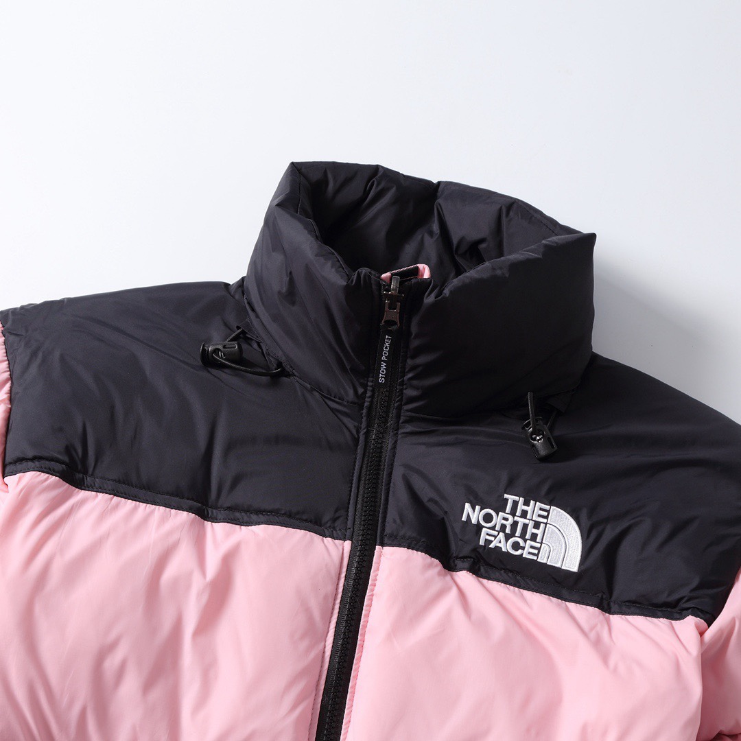 专柜版 【北面】The North Face/北面1996Nuptse|4NCH ICON户外羽绒服 原版正品开版,面料采用正品面料供应商同厂产品,细格尼龙无胆防绒面料,和正品一样的轻盈且保暖 做工方面也采用成衣整件分格充绒工艺,在北面这种轻薄面料的羽绒服实现不跑绒情况!简洁的版型+多种颜色的选择使得这款羽绒服可以让男女老少全都驾驭,不挑人,一大家齐上阵也不会显得不和谐!后领帽子可以在不使用的时候收进衣领,多功能处还体现在整件衣服可以缩放到下口袋里成一个小包状,内部安全拉链手提袋.总之一句话:从面料到一个扣子全部原版复刻❗ ⚠