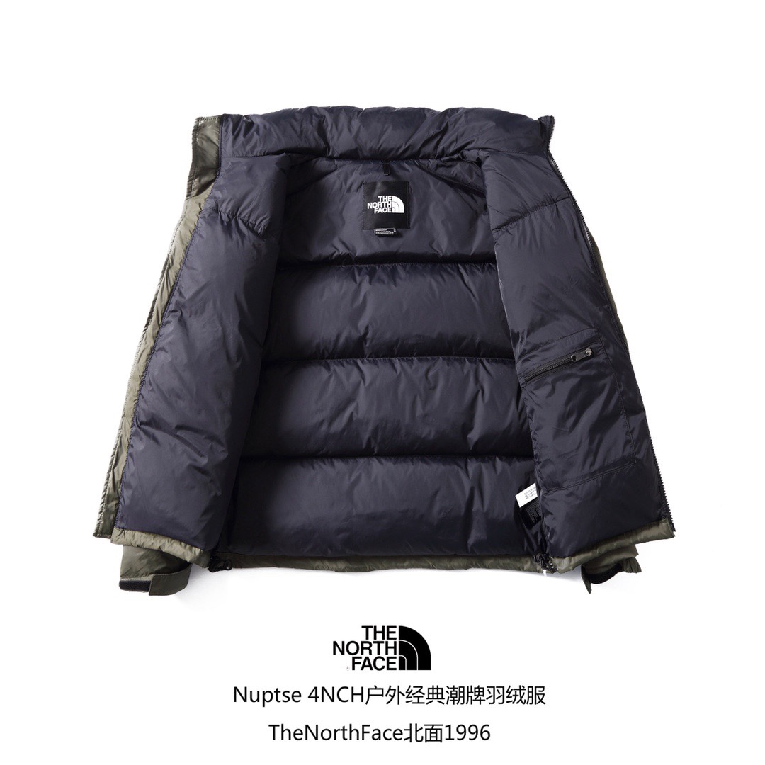专柜版 【北面】The North Face/北面1996Nuptse|4NCH ICON户外羽绒服 原版正品开版,面料采用正品面料供应商同厂产品,细格尼龙无胆防绒面料,和正品一样的轻盈且保暖 做工方面也采用成衣整件分格充绒工艺,在北面这种轻薄面料的羽绒服实现不跑绒情况!简洁的版型+多种颜色的选择使得这款羽绒服可以让男女老少全都驾驭,不挑人,一大家齐上阵也不会显得不和谐!后领帽子可以在不使用的时候收进衣领,多功能处还体现在整件衣服可以缩放到下口袋里成一个小包状,内部安全拉链手提袋.总之一句话:从面料到一个扣子全部原版复刻❗ ⚠