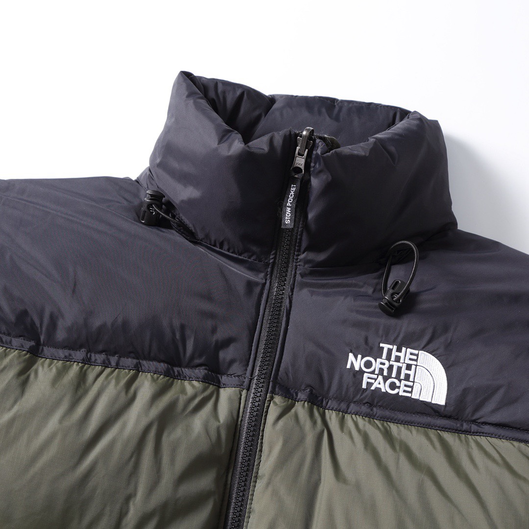 专柜版 【北面】The North Face/北面1996Nuptse|4NCH ICON户外羽绒服 原版正品开版,面料采用正品面料供应商同厂产品,细格尼龙无胆防绒面料,和正品一样的轻盈且保暖 做工方面也采用成衣整件分格充绒工艺,在北面这种轻薄面料的羽绒服实现不跑绒情况!简洁的版型+多种颜色的选择使得这款羽绒服可以让男女老少全都驾驭,不挑人,一大家齐上阵也不会显得不和谐!后领帽子可以在不使用的时候收进衣领,多功能处还体现在整件衣服可以缩放到下口袋里成一个小包状,内部安全拉链手提袋.总之一句话:从面料到一个扣子全部原版复刻❗ ⚠