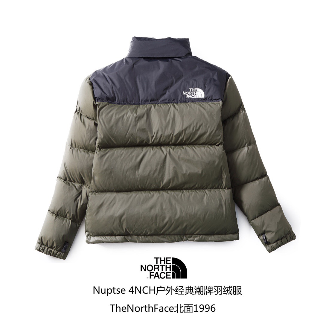 专柜版 【北面】The North Face/北面1996Nuptse|4NCH ICON户外羽绒服 原版正品开版,面料采用正品面料供应商同厂产品,细格尼龙无胆防绒面料,和正品一样的轻盈且保暖 做工方面也采用成衣整件分格充绒工艺,在北面这种轻薄面料的羽绒服实现不跑绒情况!简洁的版型+多种颜色的选择使得这款羽绒服可以让男女老少全都驾驭,不挑人,一大家齐上阵也不会显得不和谐!后领帽子可以在不使用的时候收进衣领,多功能处还体现在整件衣服可以缩放到下口袋里成一个小包状,内部安全拉链手提袋.总之一句话:从面料到一个扣子全部原版复刻❗ ⚠
