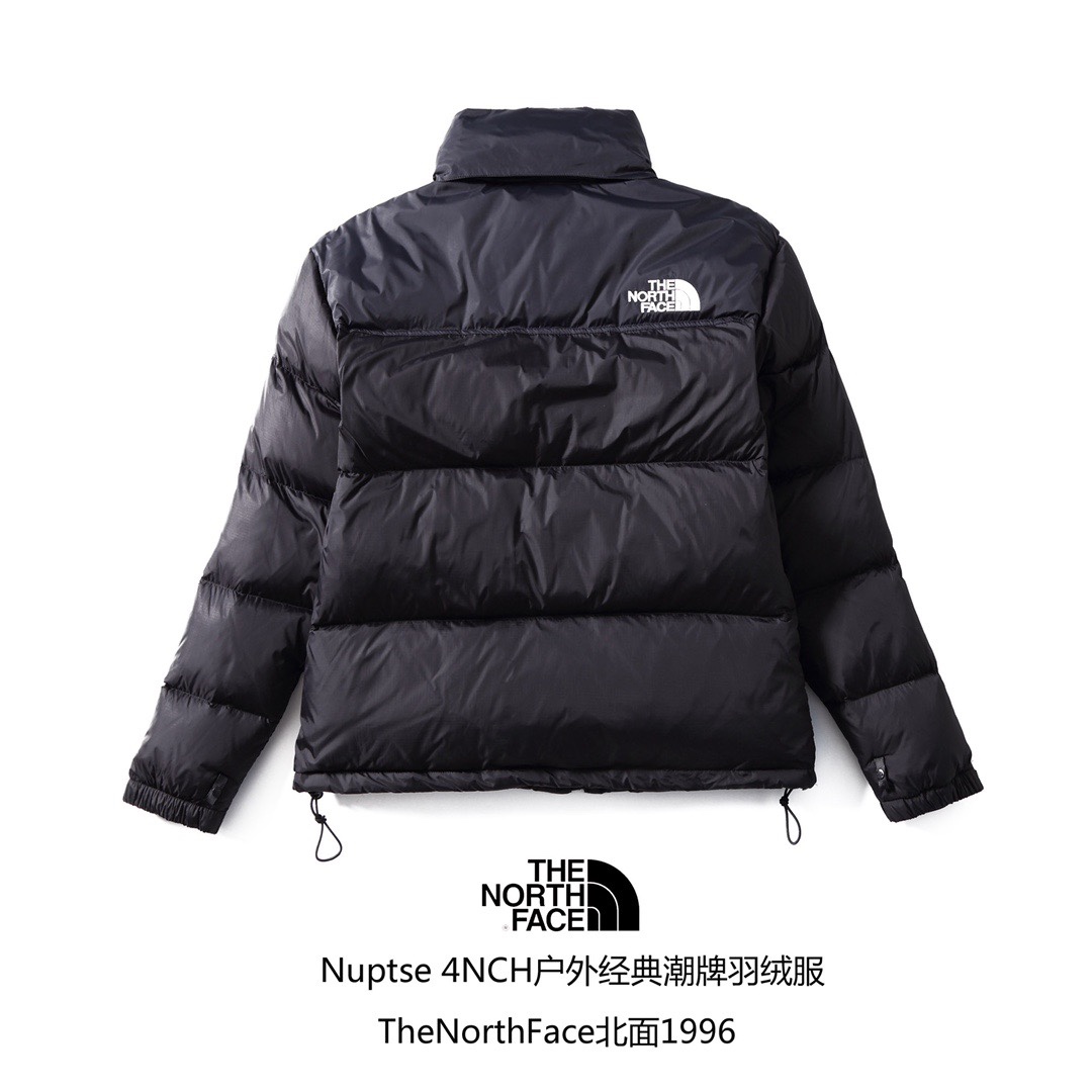 专柜版 【北面】The North Face/北面1996Nuptse|4NCH ICON户外羽绒服 原版正品开版,面料采用正品面料供应商同厂产品,细格尼龙无胆防绒面料,和正品一样的轻盈且保暖 做工方面也采用成衣整件分格充绒工艺,在北面这种轻薄面料的羽绒服实现不跑绒情况!简洁的版型+多种颜色的选择使得这款羽绒服可以让男女老少全都驾驭,不挑人,一大家齐上阵也不会显得不和谐!后领帽子可以在不使用的时候收进衣领,多功能处还体现在整件衣服可以缩放到下口袋里成一个小包状,内部安全拉链手提袋.总之一句话:从面料到一个扣子全部原版复刻❗ ⚠