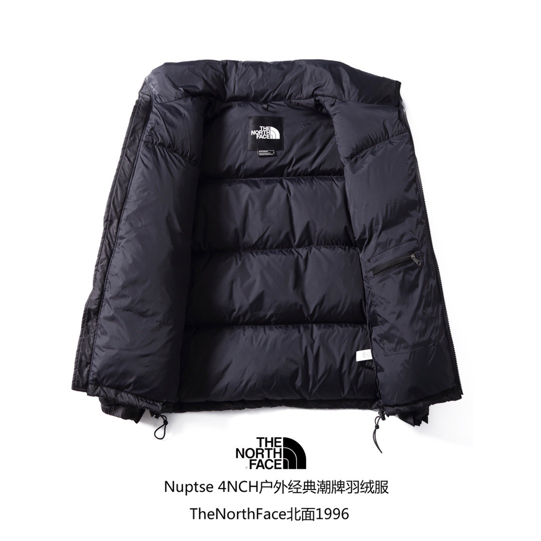 专柜版 【北面】The North Face/北面1996Nuptse|4NCH ICON户外羽绒服 原版正品开版,面料采用正品面料供应商同厂产品,细格尼龙无胆防绒面料,和正品一样的轻盈且保暖 做工方面也采用成衣整件分格充绒工艺,在北面这种轻薄面料的羽绒服实现不跑绒情况!简洁的版型+多种颜色的选择使得这款羽绒服可以让男女老少全都驾驭,不挑人,一大家齐上阵也不会显得不和谐!后领帽子可以在不使用的时候收进衣领,多功能处还体现在整件衣服可以缩放到下口袋里成一个小包状,内部安全拉链手提袋.总之一句话:从面料到一个扣子全部原版复刻❗ ⚠