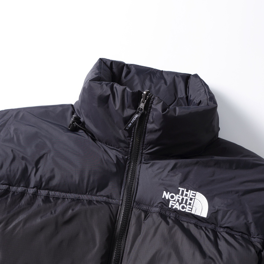 专柜版 【北面】The North Face/北面1996Nuptse|4NCH ICON户外羽绒服 原版正品开版,面料采用正品面料供应商同厂产品,细格尼龙无胆防绒面料,和正品一样的轻盈且保暖 做工方面也采用成衣整件分格充绒工艺,在北面这种轻薄面料的羽绒服实现不跑绒情况!简洁的版型+多种颜色的选择使得这款羽绒服可以让男女老少全都驾驭,不挑人,一大家齐上阵也不会显得不和谐!后领帽子可以在不使用的时候收进衣领,多功能处还体现在整件衣服可以缩放到下口袋里成一个小包状,内部安全拉链手提袋.总之一句话:从面料到一个扣子全部原版复刻❗ ⚠