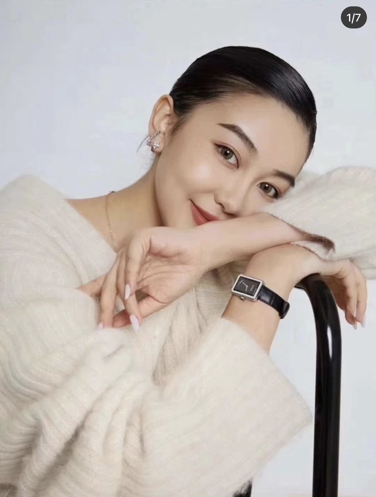 批:2000 全套包装 香奈儿每一次灵感的迸发,都是经典的延续,就如这枚BOY.FRIEND腕表,2015年初见,至今都难以割舍,亦刚亦柔的风格,看似丢了女性该有的甜腻,却以一种难以抵挡的中性诱惑捕获女人的心,它的魅力会因岁月流逝而越发动人,凭借纯粹简约的线条,飒爽的中性风格,令人深深沉醉,一定要有的男友风,一定要有的中性魅力,还有一定要有的女人味,它统统一样都不少!!!21.5*27.9mm的小方壳设计,精钢表壳,钻石切割工艺蓝宝石玻璃,表盘用扭索雕纹,美洲鳄鱼皮表带,62颗VS1.0明亮式切割天然南非足反钻石,更加难得的这次装配的是原装ETA280.002石英机芯,支持专柜拆机比对,当前贸易环境这批机芯是非常难得的,数量只有几百个,以后几乎宣告绝版,配新款长条礼盒出货!送礼自用都体面!速抢