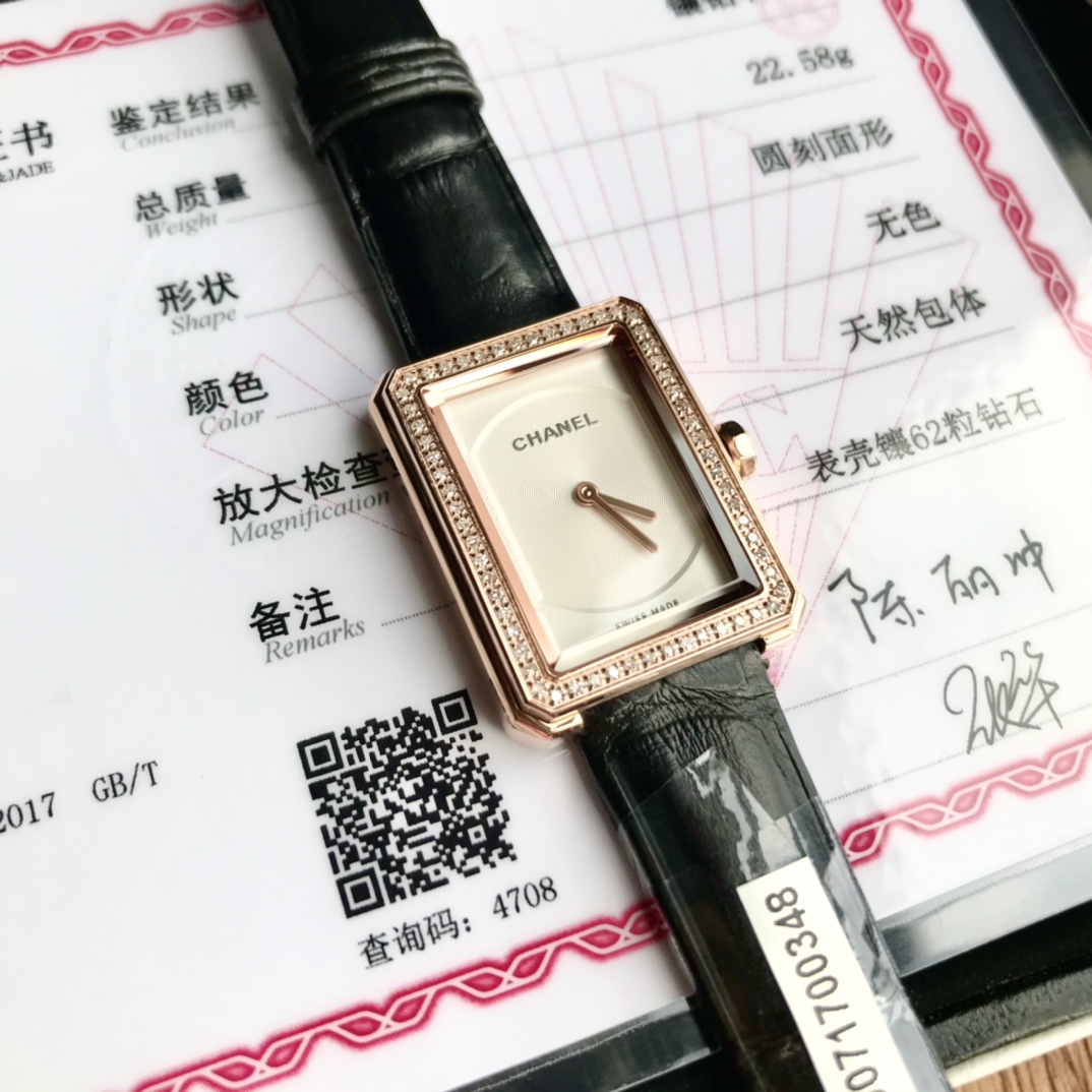 批:2100 全套包装 香奈儿每一次灵感的迸发,都是经典的延续,就如这枚BOY.FRIEND腕表,2015年初见,至今都难以割舍,亦刚亦柔的风格,看似丢了女性该有的甜腻,却以一种难以抵挡的中性诱惑捕获女人的心,它的魅力会因岁月流逝而越发动人,凭借纯粹简约的线条,飒爽的中性风格,令人深深沉醉,一定要有的男友风,一定要有的中性魅力,还有一定要有的女人味,它统统一样都不少!!!21.5*27.9mm的小方壳设计,精钢表壳,钻石切割工艺蓝宝石玻璃,表盘用扭索雕纹,美洲鳄鱼皮表带,62颗VS1.0明亮式切割天然南非足反钻石,更加难得的这次装配的是原装ETA280.002石英机芯,支持专柜拆机比对,当前贸易环境这批机芯是非常难得的,数量只有几百个,以后几乎宣告绝版,配新款长条礼盒出货!送礼自用都体面!速抢