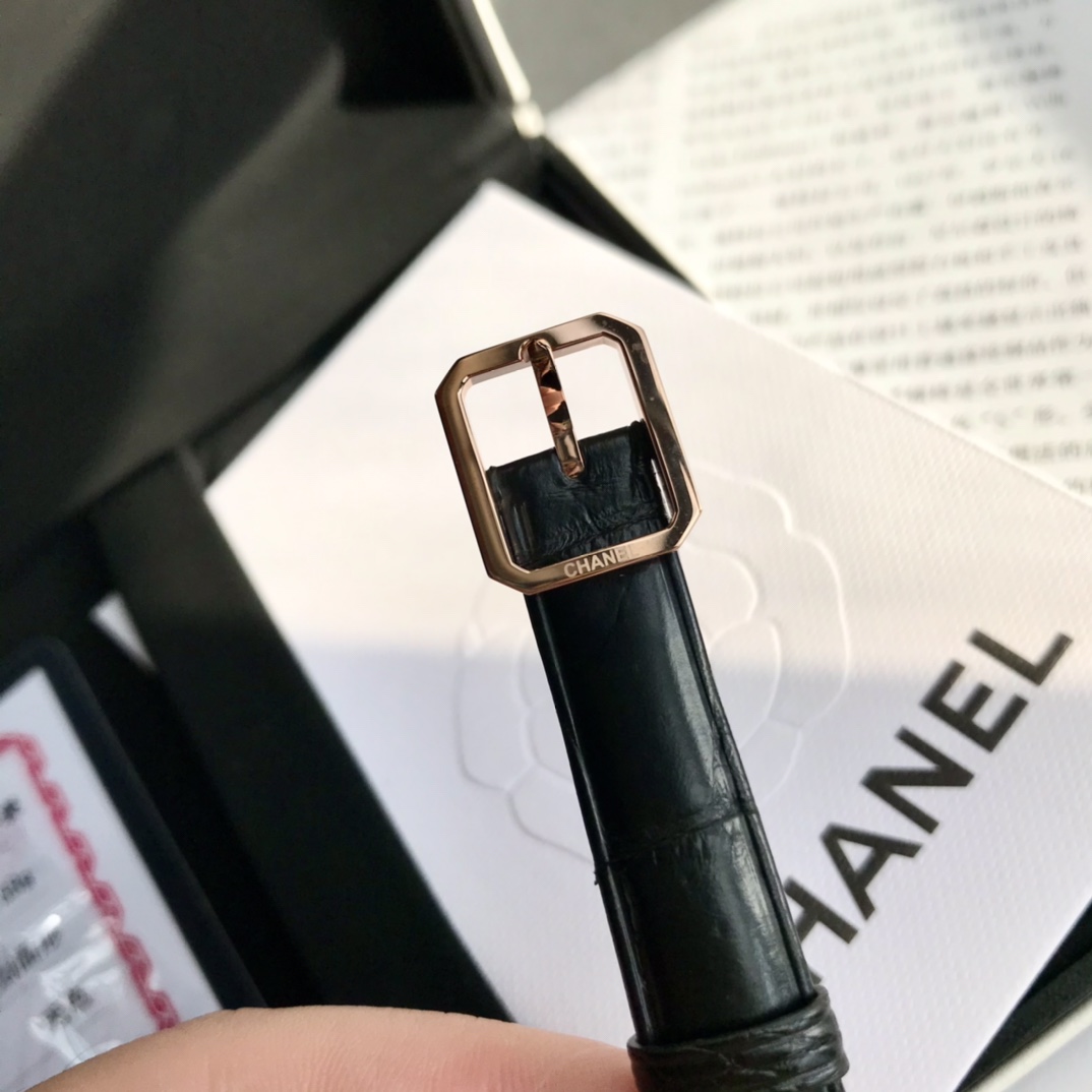 批:2100 全套包装 香奈儿每一次灵感的迸发,都是经典的延续,就如这枚BOY.FRIEND腕表,2015年初见,至今都难以割舍,亦刚亦柔的风格,看似丢了女性该有的甜腻,却以一种难以抵挡的中性诱惑捕获女人的心,它的魅力会因岁月流逝而越发动人,凭借纯粹简约的线条,飒爽的中性风格,令人深深沉醉,一定要有的男友风,一定要有的中性魅力,还有一定要有的女人味,它统统一样都不少!!!21.5*27.9mm的小方壳设计,精钢表壳,钻石切割工艺蓝宝石玻璃,表盘用扭索雕纹,美洲鳄鱼皮表带,62颗VS1.0明亮式切割天然南非足反钻石,更加难得的这次装配的是原装ETA280.002石英机芯,支持专柜拆机比对,当前贸易环境这批机芯是非常难得的,数量只有几百个,以后几乎宣告绝版,配新款长条礼盒出货!送礼自用都体面!速抢