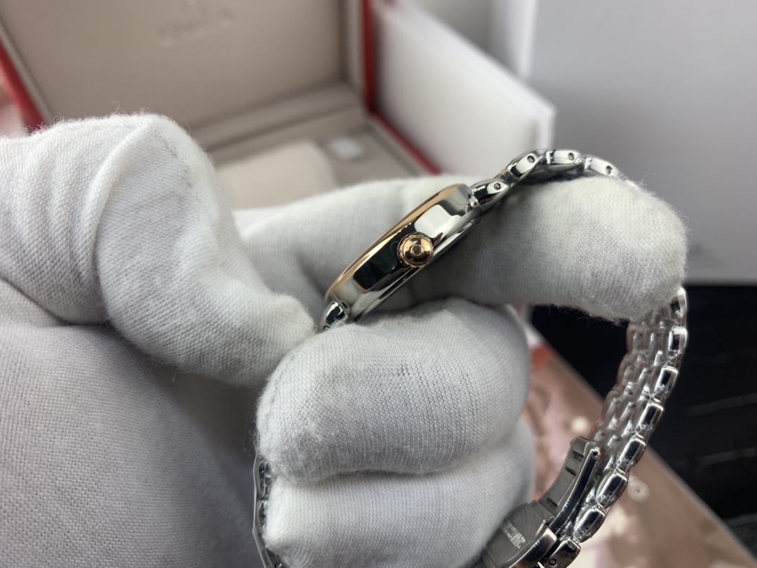 Omega 皇家 欧米茄蝶飞系列间金贝壳表盘女表