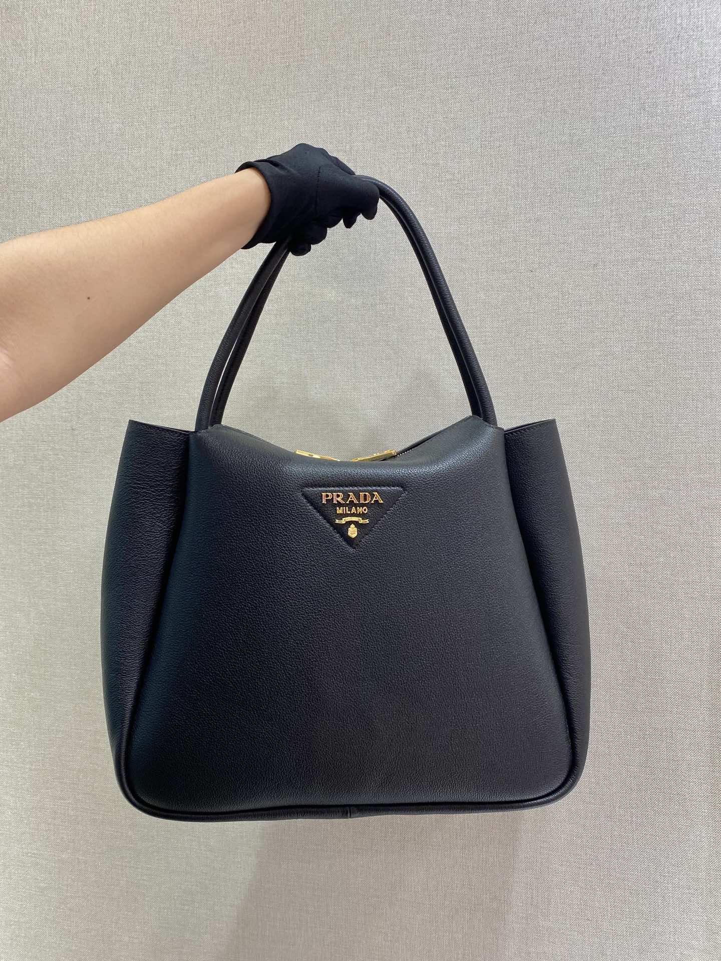 PRADA普拉达柔软鹿皮手提包1BC142