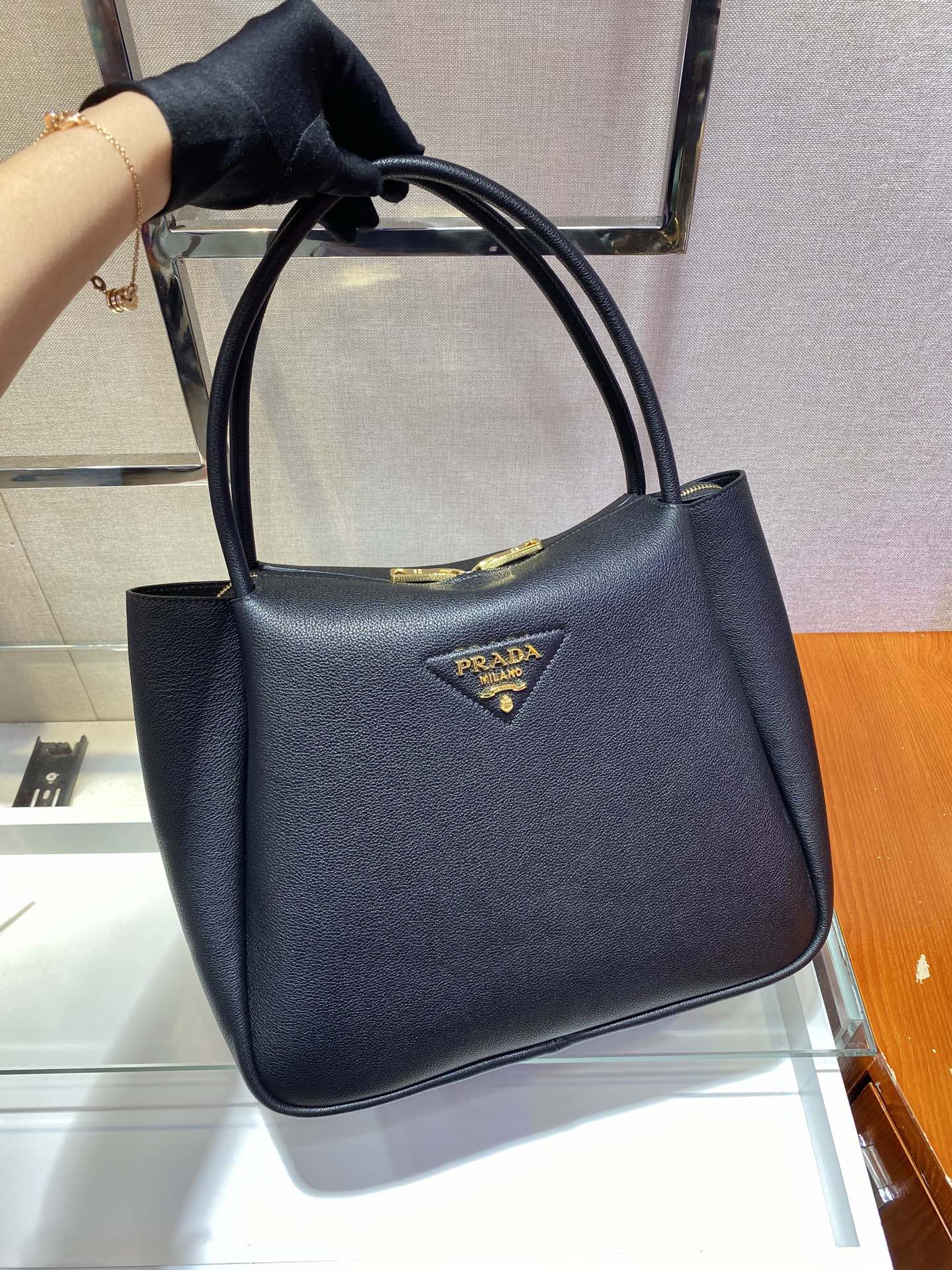 PRADA普拉达柔软鹿皮手提包1BC142