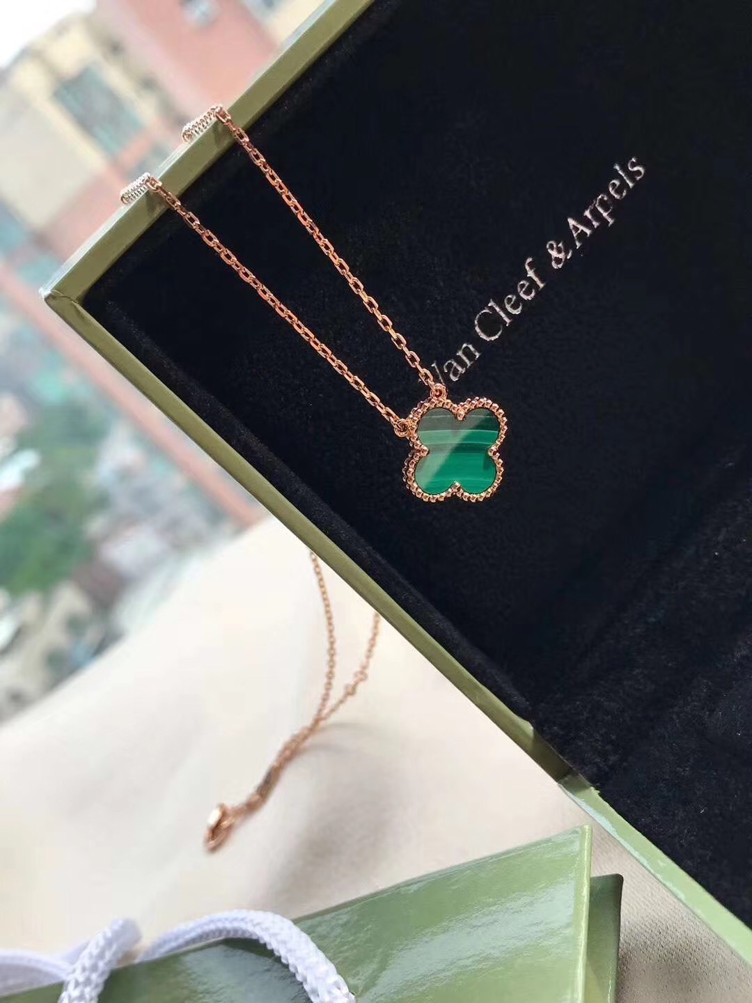 Van Cleef & Arpels 银镀K金 梵克雅宝VCA单花绿孔雀石项链 起版 四叶玉髓造型轮廓流畅 线条优美