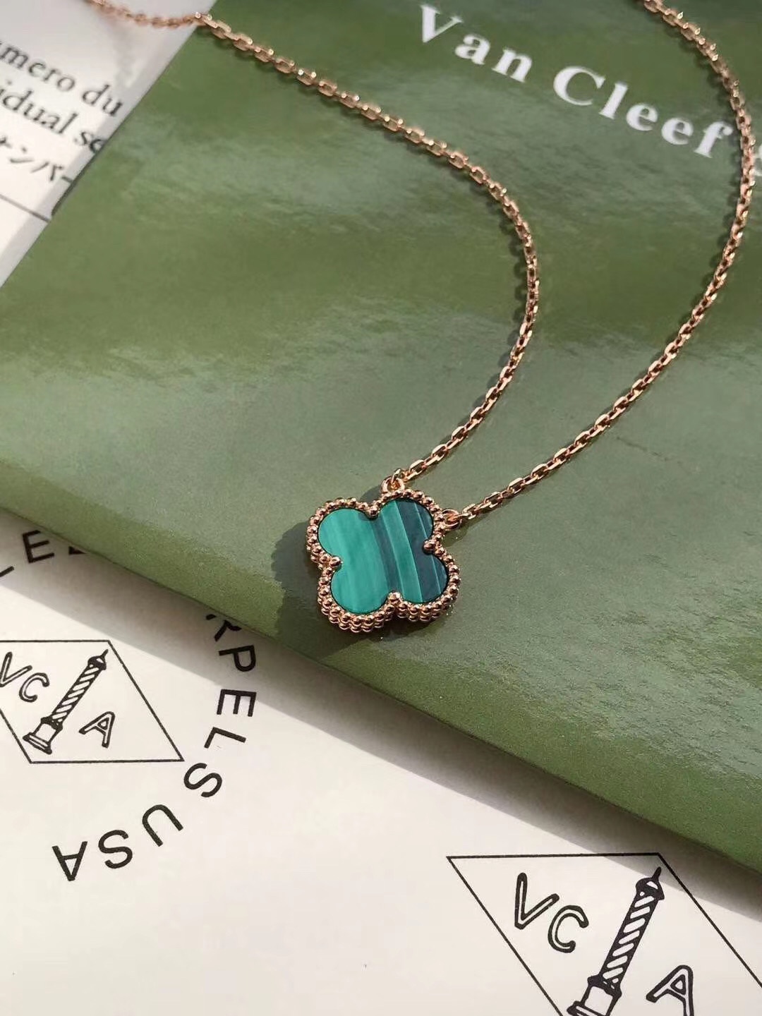 Van Cleef & Arpels 银镀K金 梵克雅宝VCA单花绿孔雀石项链 起版 四叶玉髓造型轮廓流畅 线条优美