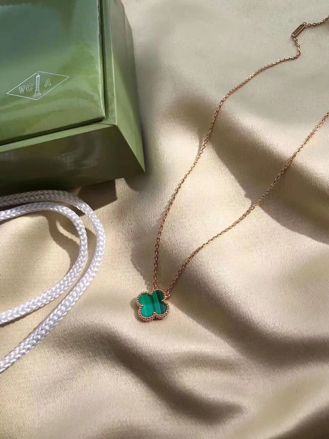 Van Cleef & Arpels 银镀K金 梵克雅宝VCA单花绿孔雀石项链 起版 四叶玉髓造型轮廓流畅 线条优美