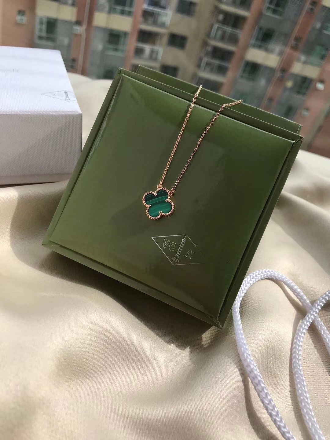 Van Cleef & Arpels 银镀K金 梵克雅宝VCA单花绿孔雀石项链 起版 四叶玉髓造型轮廓流畅 线条优美
