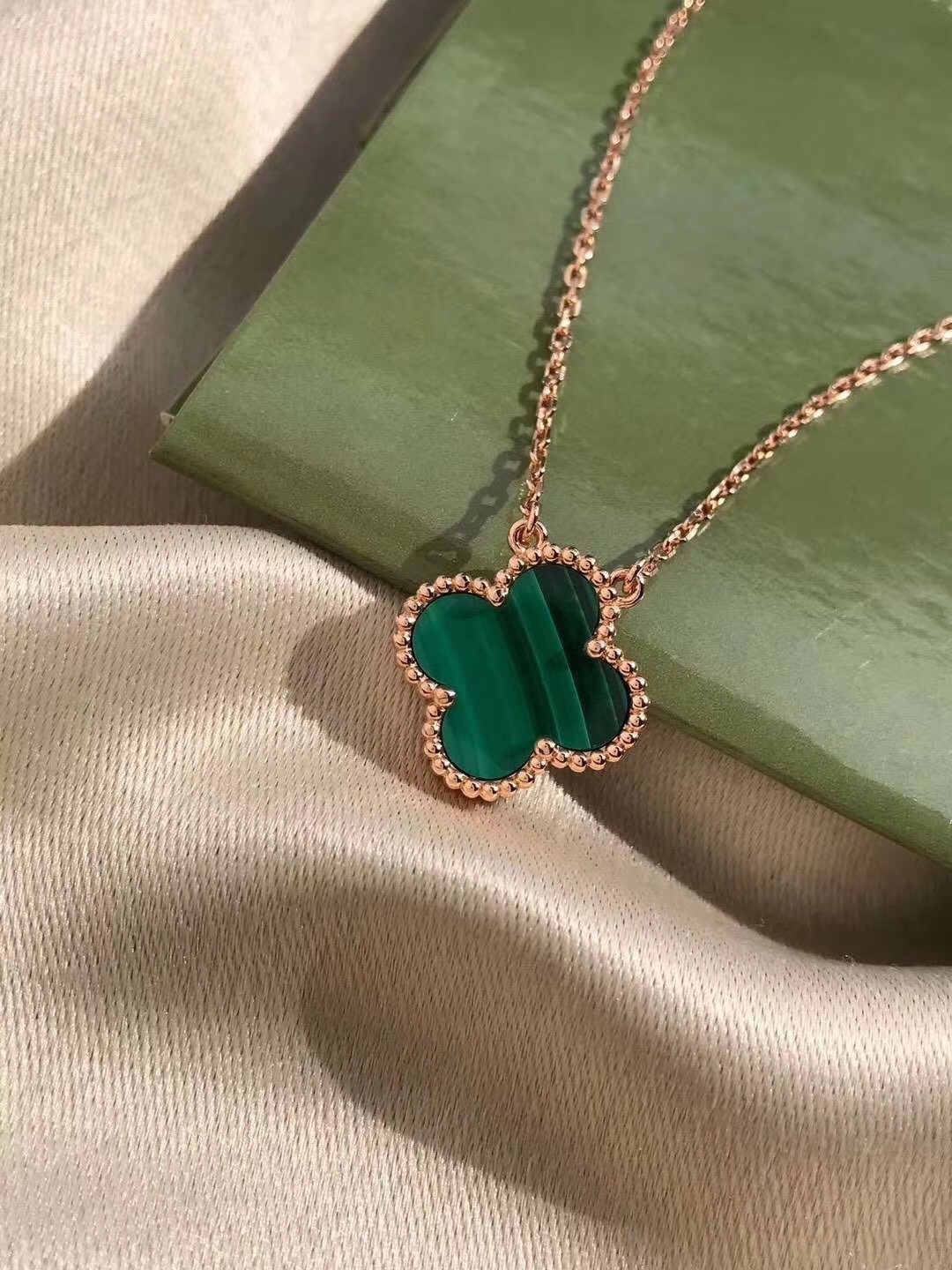 Van Cleef & Arpels 银镀K金 梵克雅宝VCA单花绿孔雀石项链 起版 四叶玉髓造型轮廓流畅 线条优美