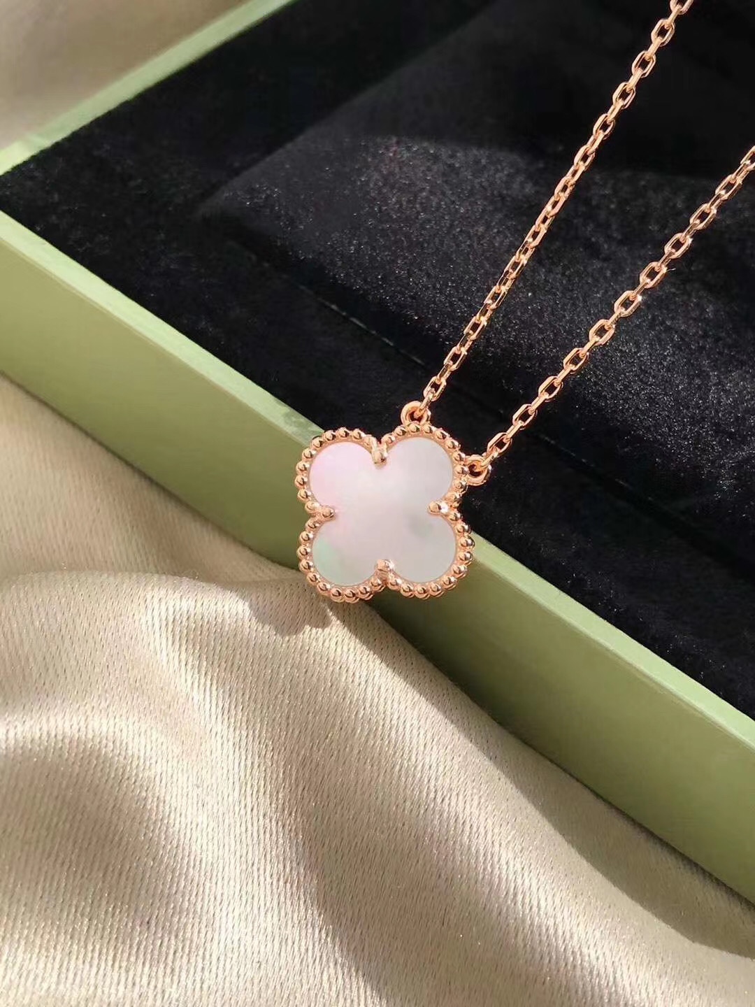 Van Cleef & Arpels 银镀K金 梵克雅宝VCA单花珍珠贝母项链 起版 四叶玉髓造型轮廓流畅 线条优美