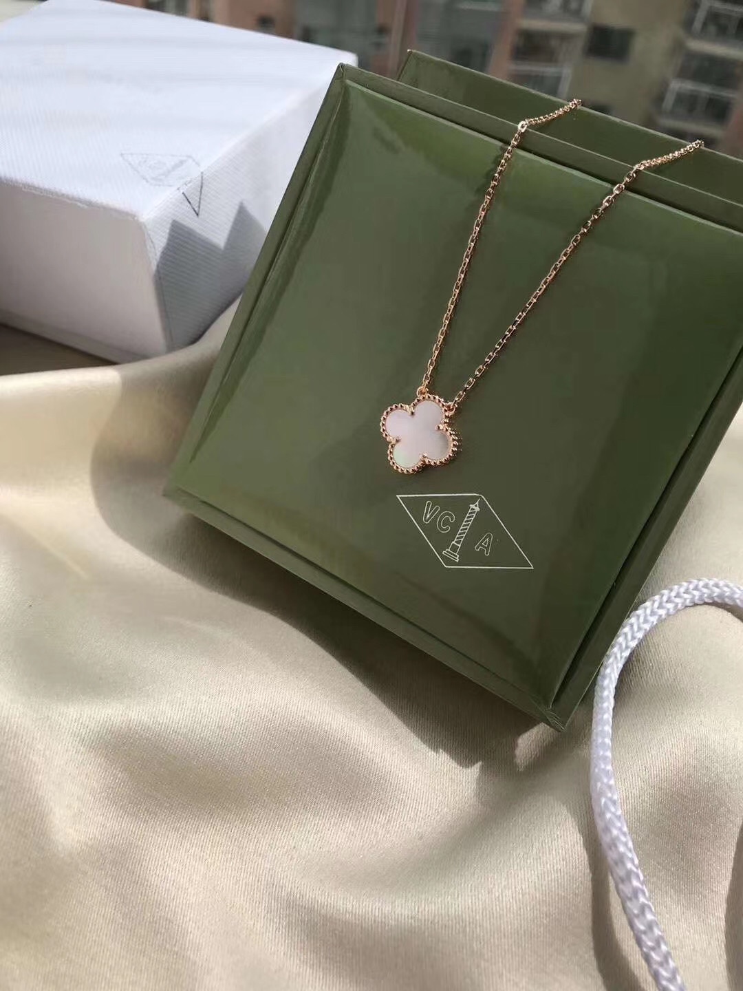 Van Cleef & Arpels 银镀K金 梵克雅宝VCA单花珍珠贝母项链 起版 四叶玉髓造型轮廓流畅 线条优美