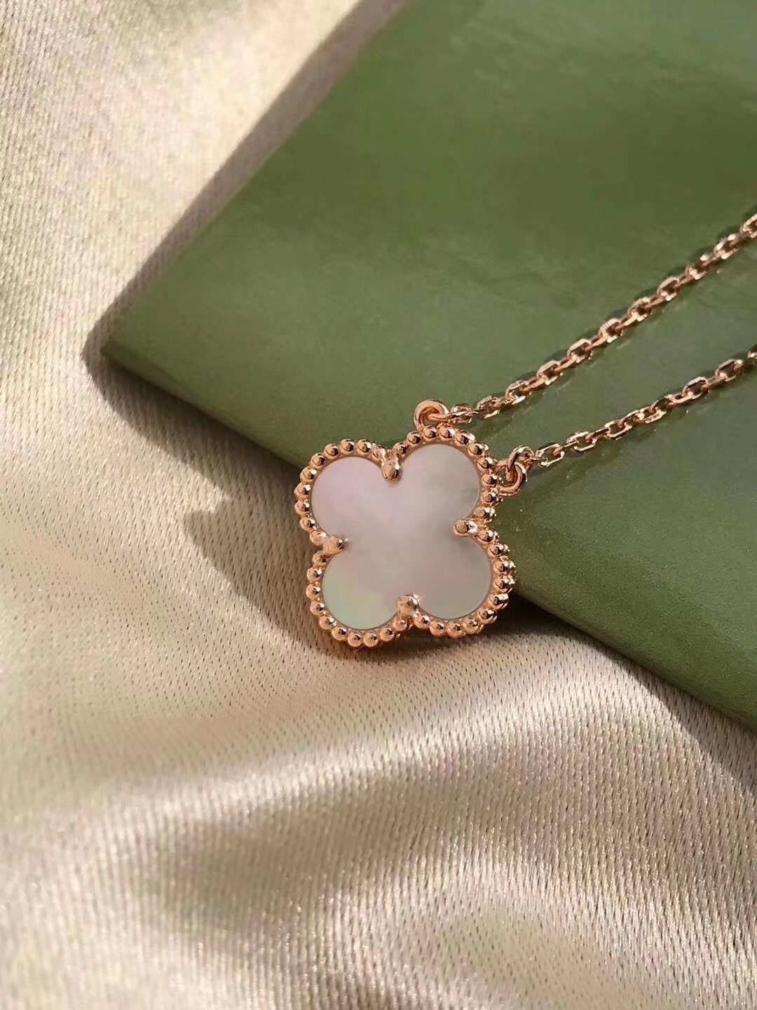 Van Cleef & Arpels 银镀K金 梵克雅宝VCA单花珍珠贝母项链 起版 四叶玉髓造型轮廓流畅 线条优美