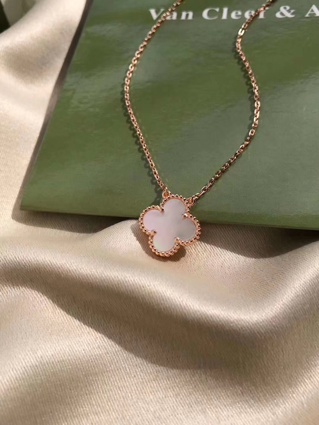 Van Cleef & Arpels 银镀K金 梵克雅宝VCA单花珍珠贝母项链 起版 四叶玉髓造型轮廓流畅 线条优美