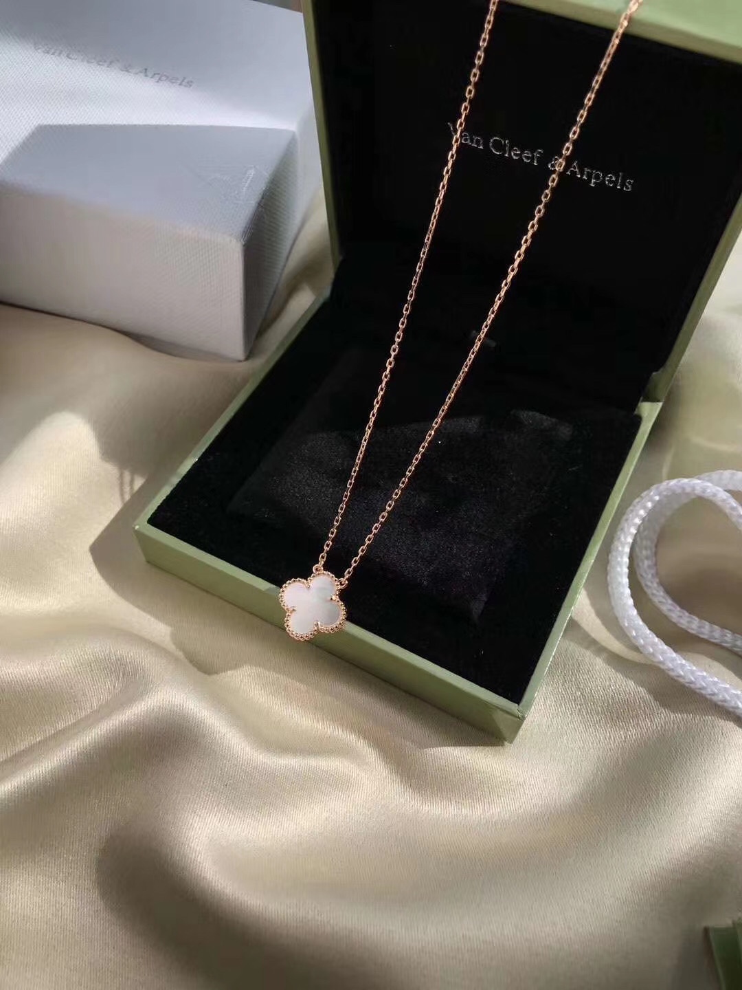 Van Cleef & Arpels 银镀K金 梵克雅宝VCA单花珍珠贝母项链 起版 四叶玉髓造型轮廓流畅 线条优美