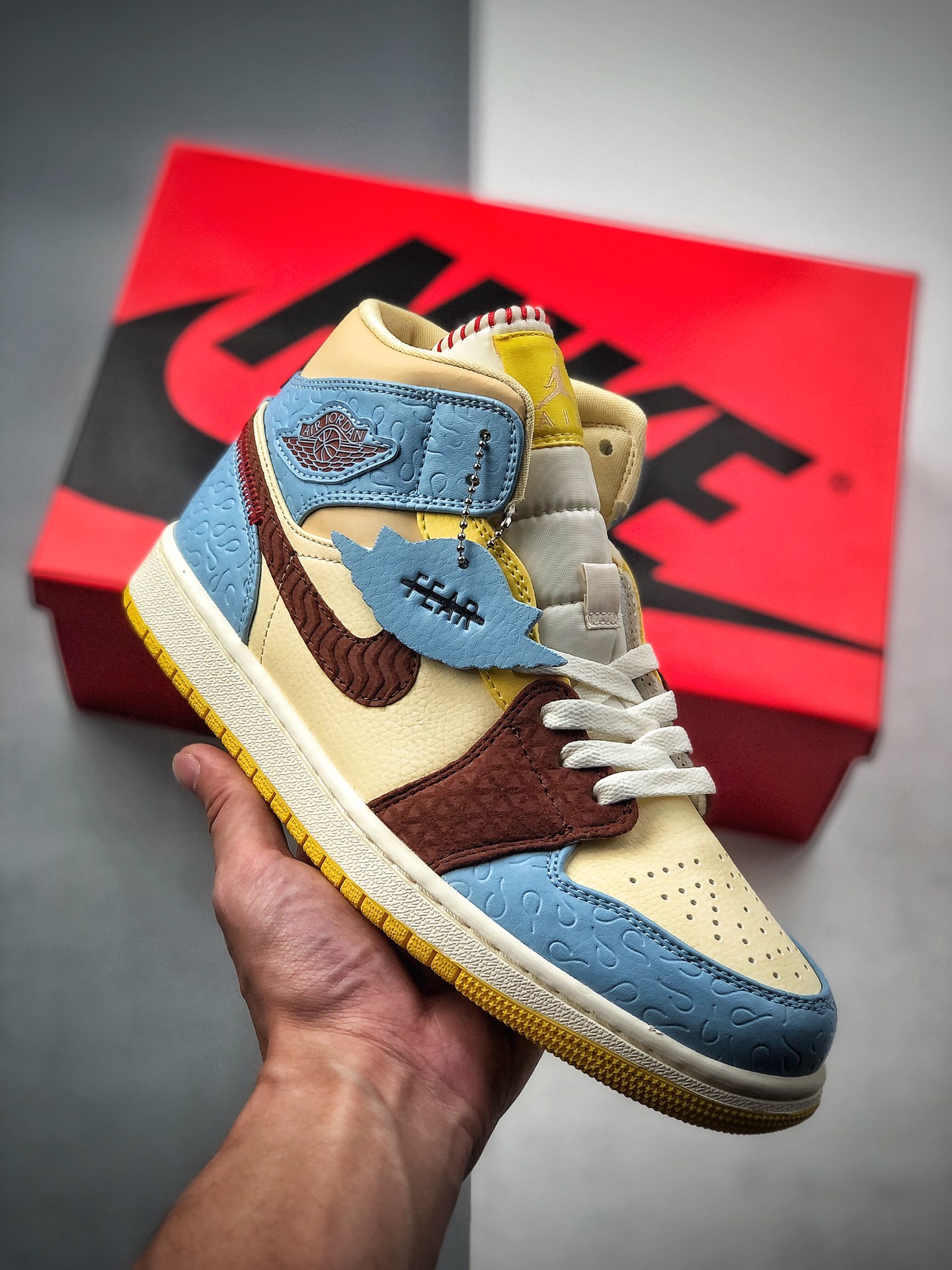 Air Jordan 1 Mid "Fearless" Estilo africano Este colorway fue diseñado en colaboración con la marca de moda parisina Ma…