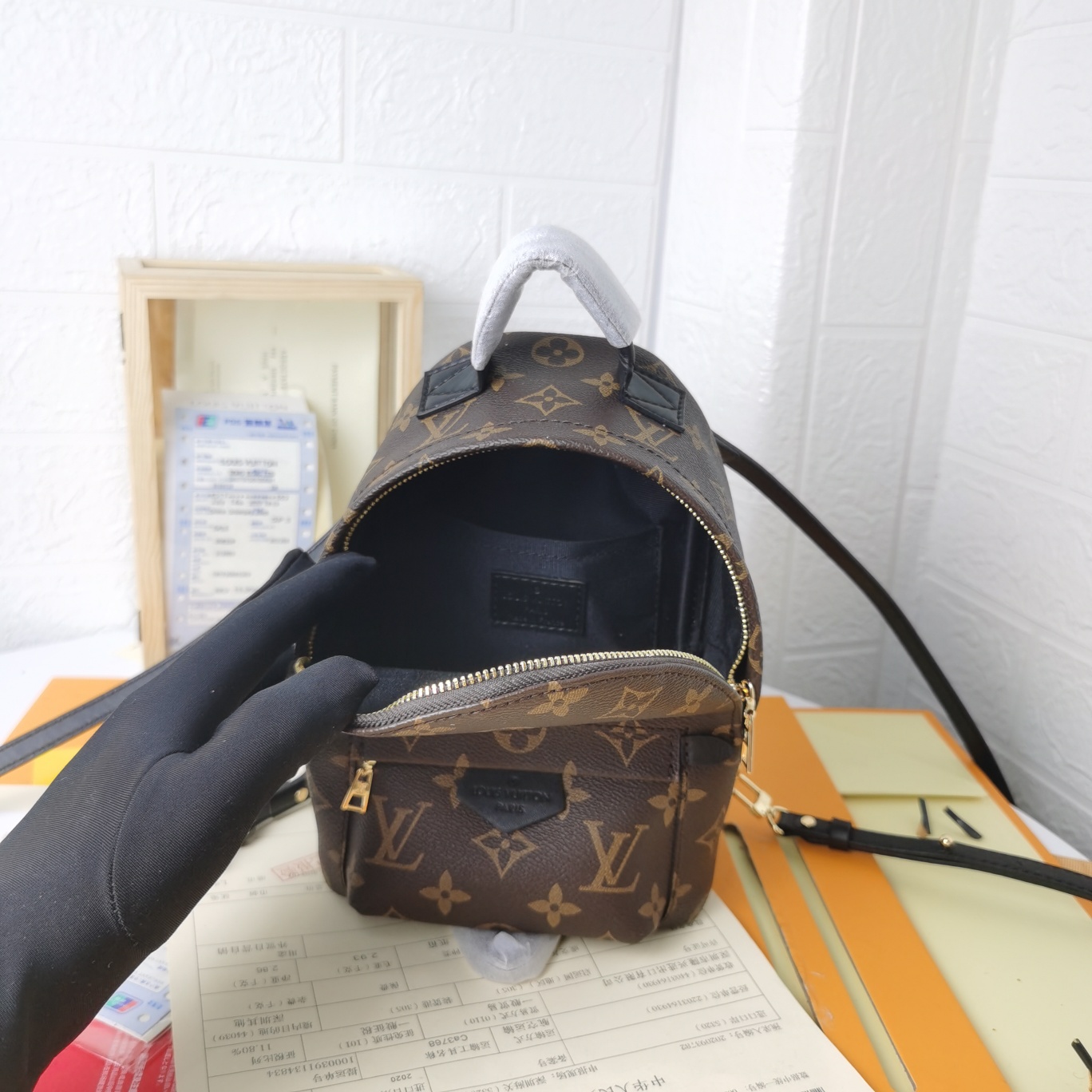 個性派のミニマリスト向け！MONOGRAM BACKPACK