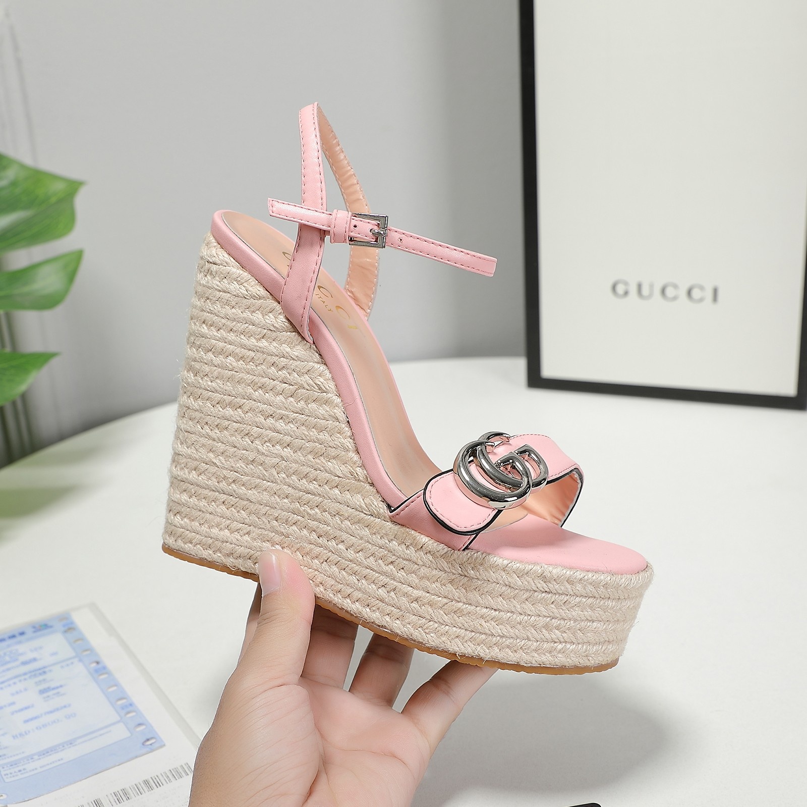 . Versión de gama alta 2021 Gucci Gucci nuevo talón inclinado sandalias de plataforma de agua Este p