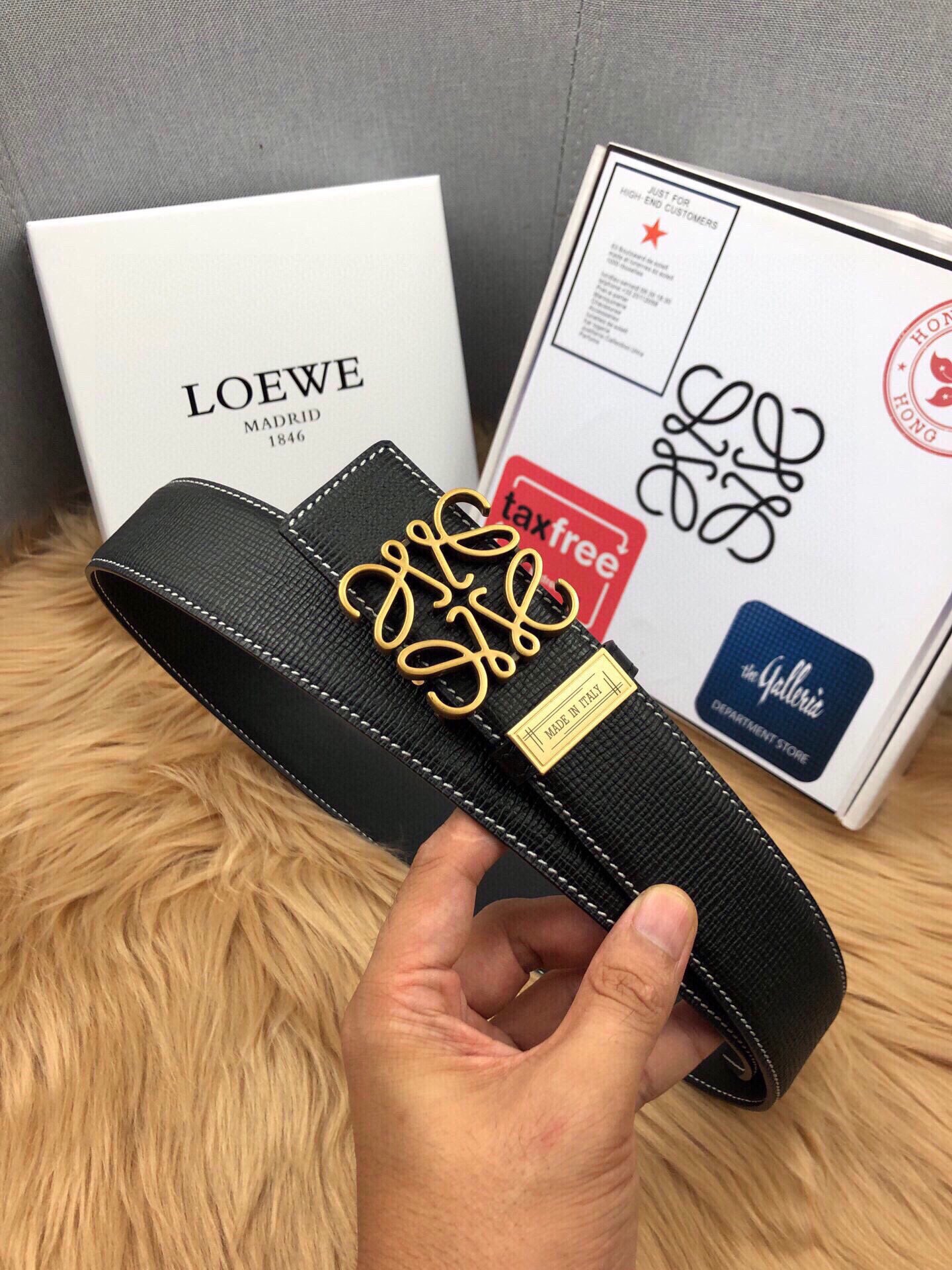 Loewe LOEWE 150 皮带宽度：3 8cm 最新手戳纹牛皮设计 搭配 款 精品扣