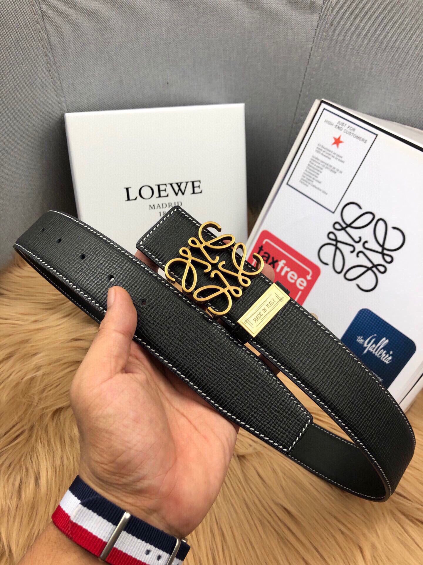 Loewe LOEWE 150 皮带宽度：3 8cm 最新手戳纹牛皮设计 搭配 款 精品扣