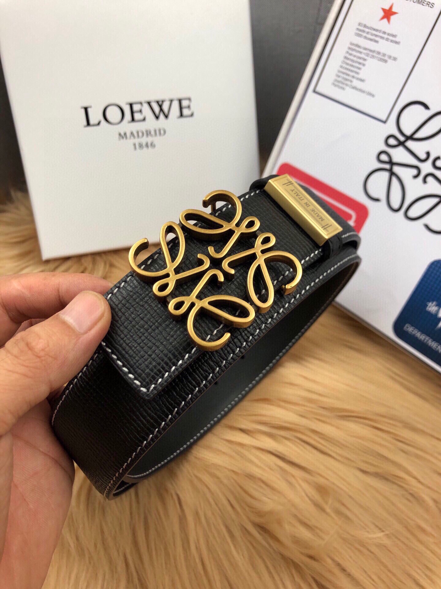 Loewe LOEWE 150 皮带宽度：3 8cm 最新手戳纹牛皮设计 搭配 款 精品扣