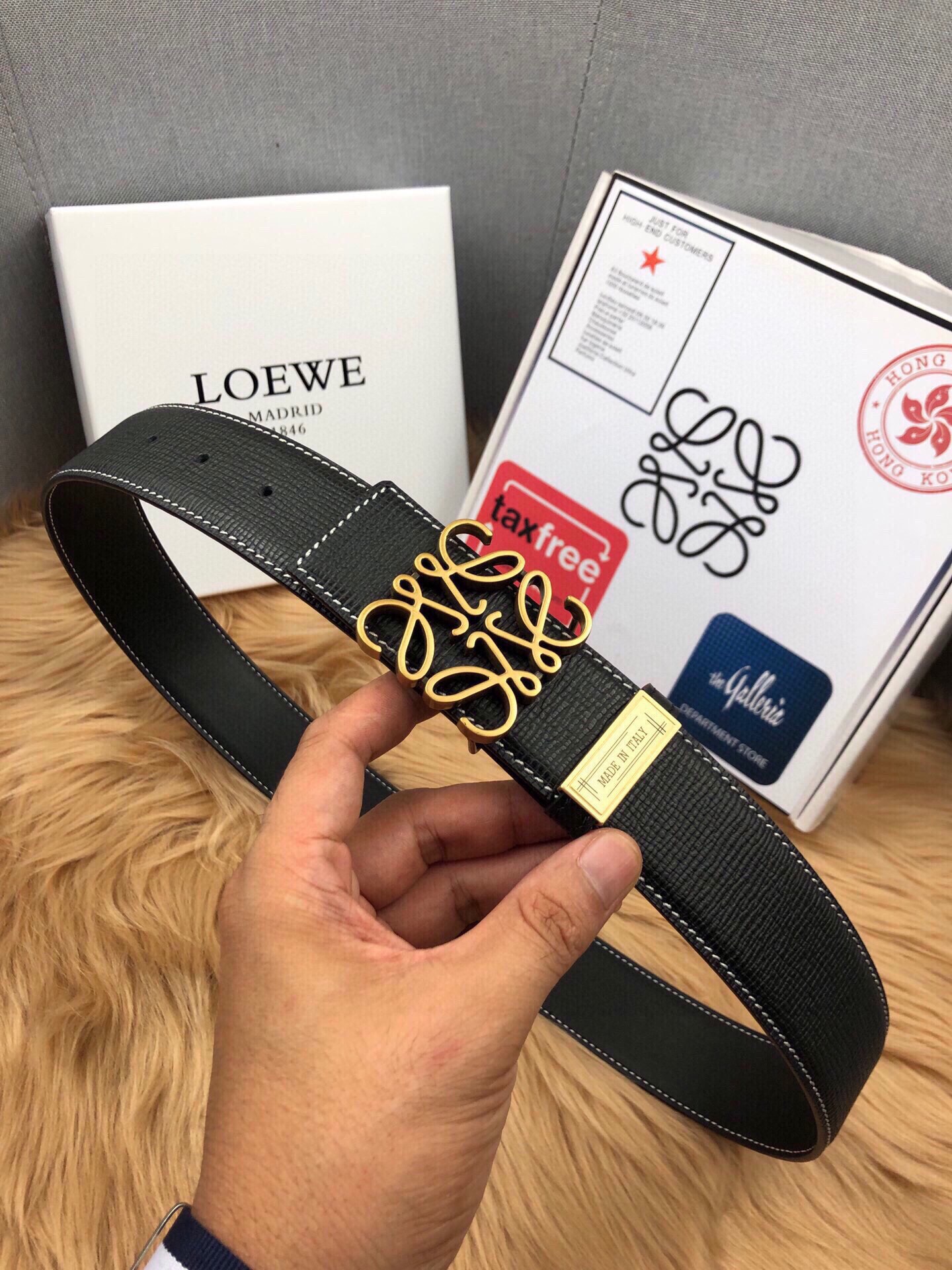 Loewe LOEWE 150 皮带宽度：3 8cm 最新手戳纹牛皮设计 搭配 款 精品扣